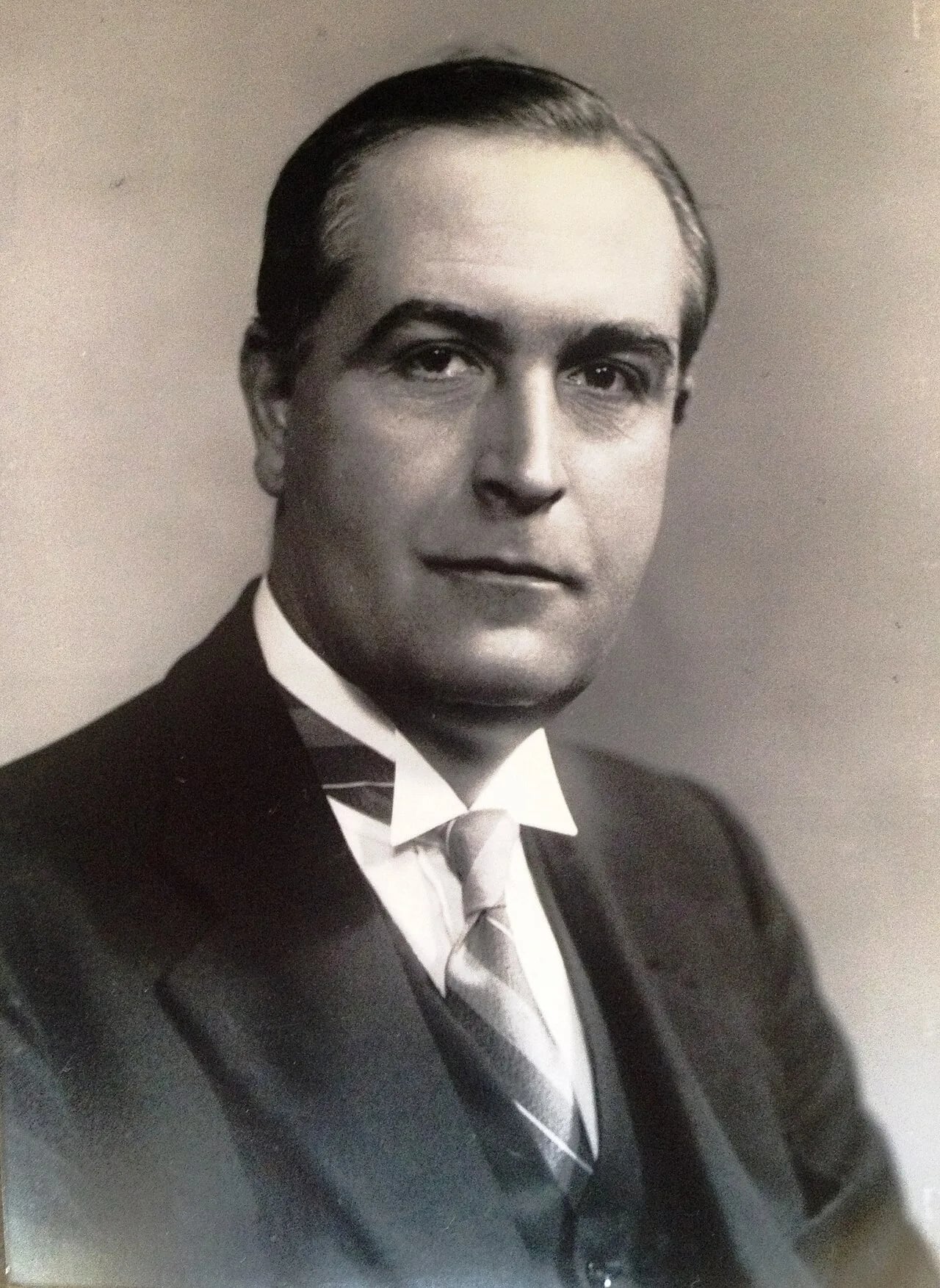 Portrait of Alfred Edwin Jones (1894–1973) – memorial page