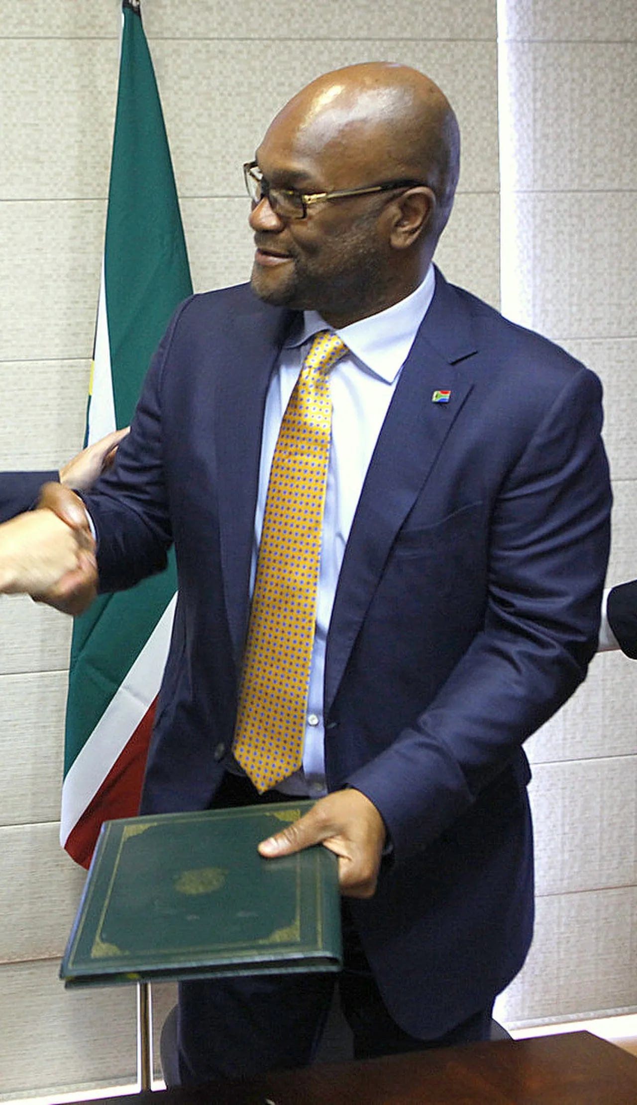 Porträt von Nathi Mthethwa (1967–2025) – Gedenkseite