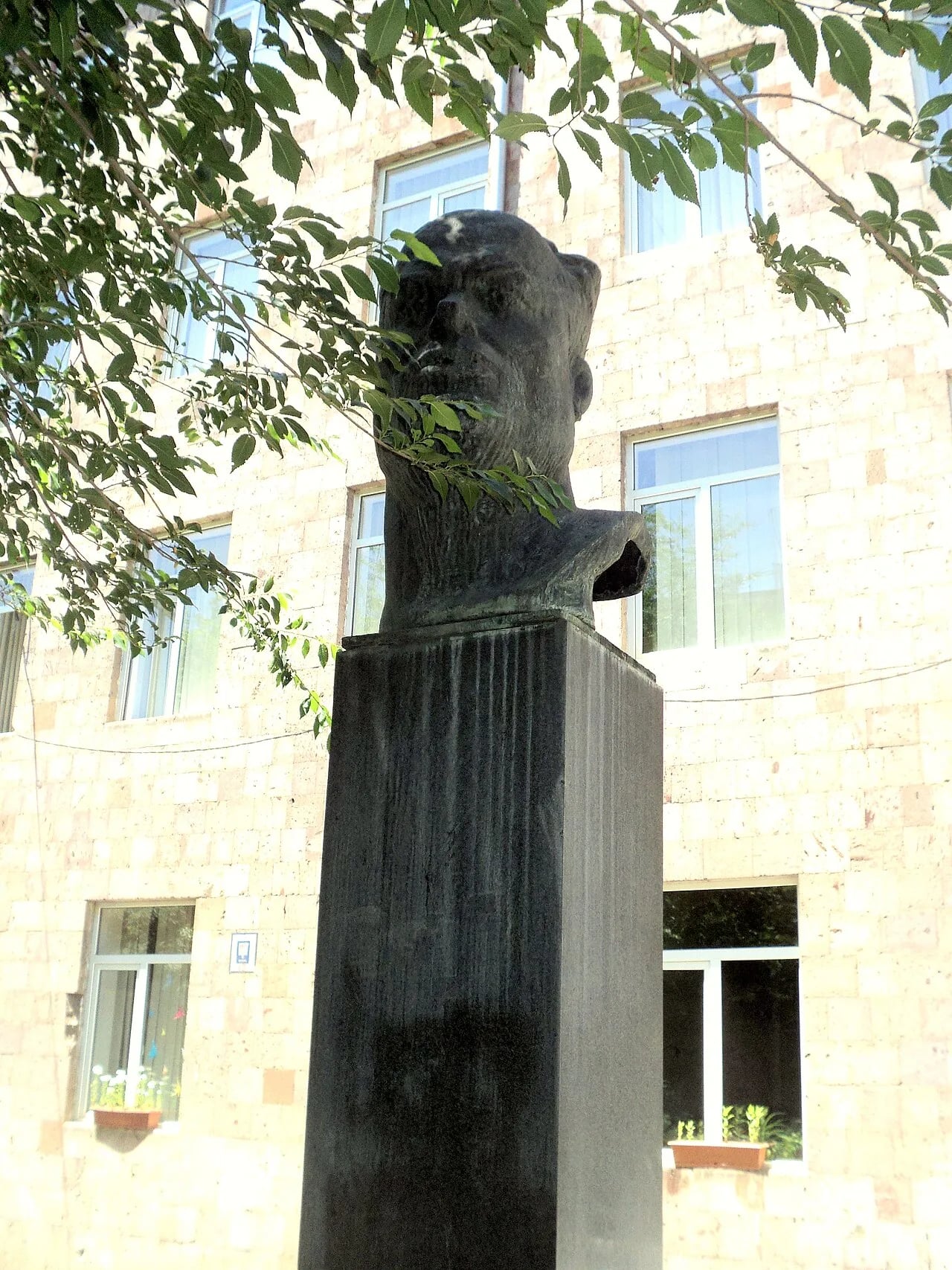 Porträt von Nairi Zarian (1900–1969) – Gedenkseite