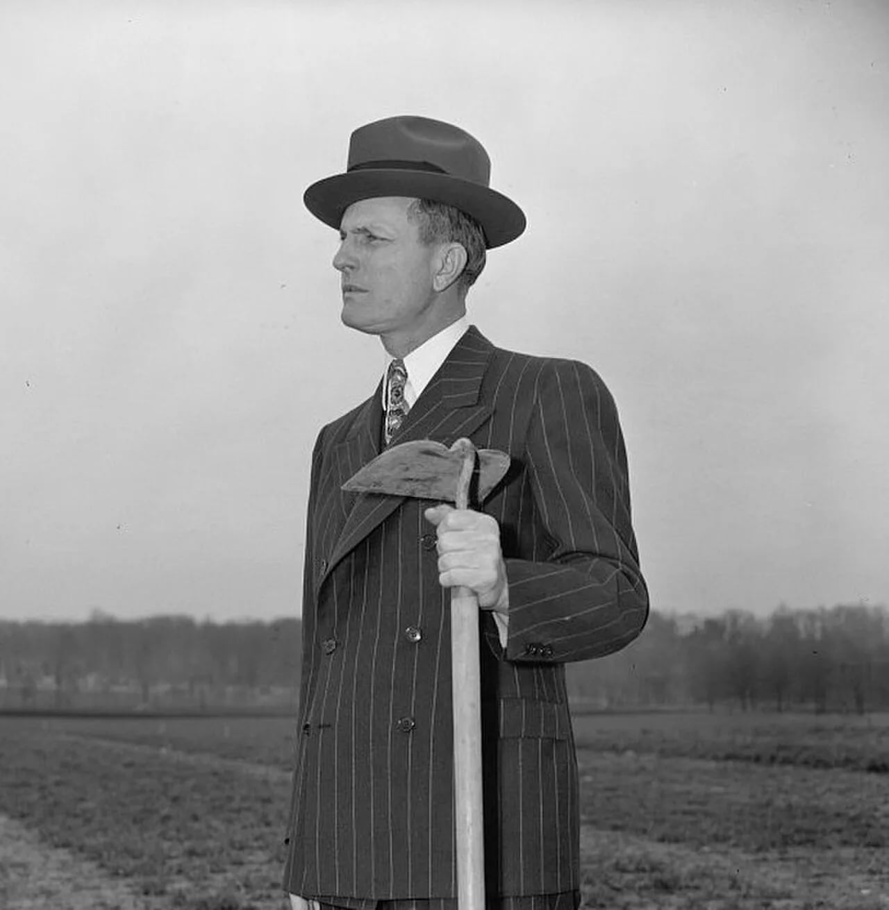 Porträt von Newt V. Mills (1899–1996) – Gedenkseite