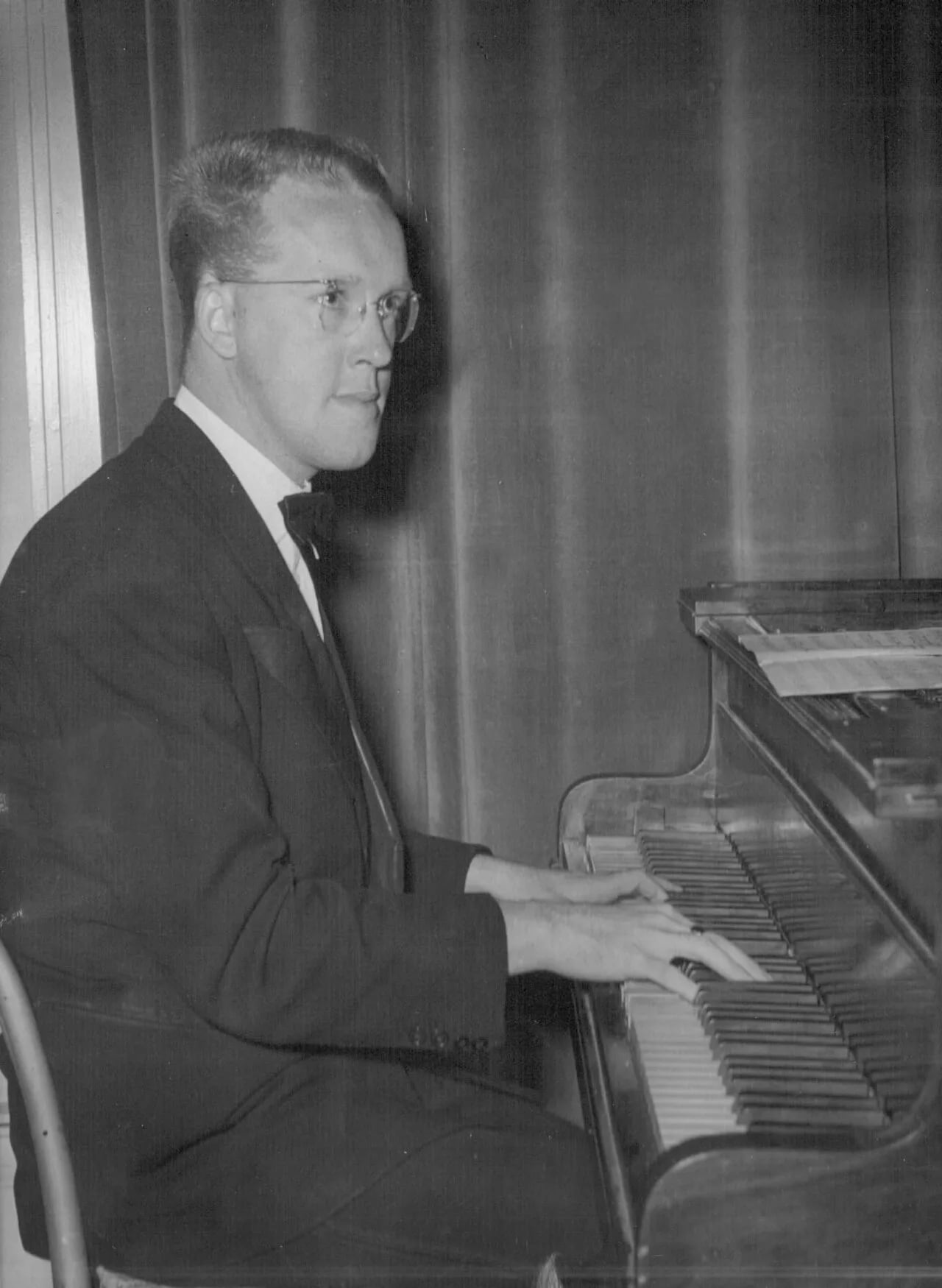 Portrait of Derek Hilton (1927–2005) – memorial page