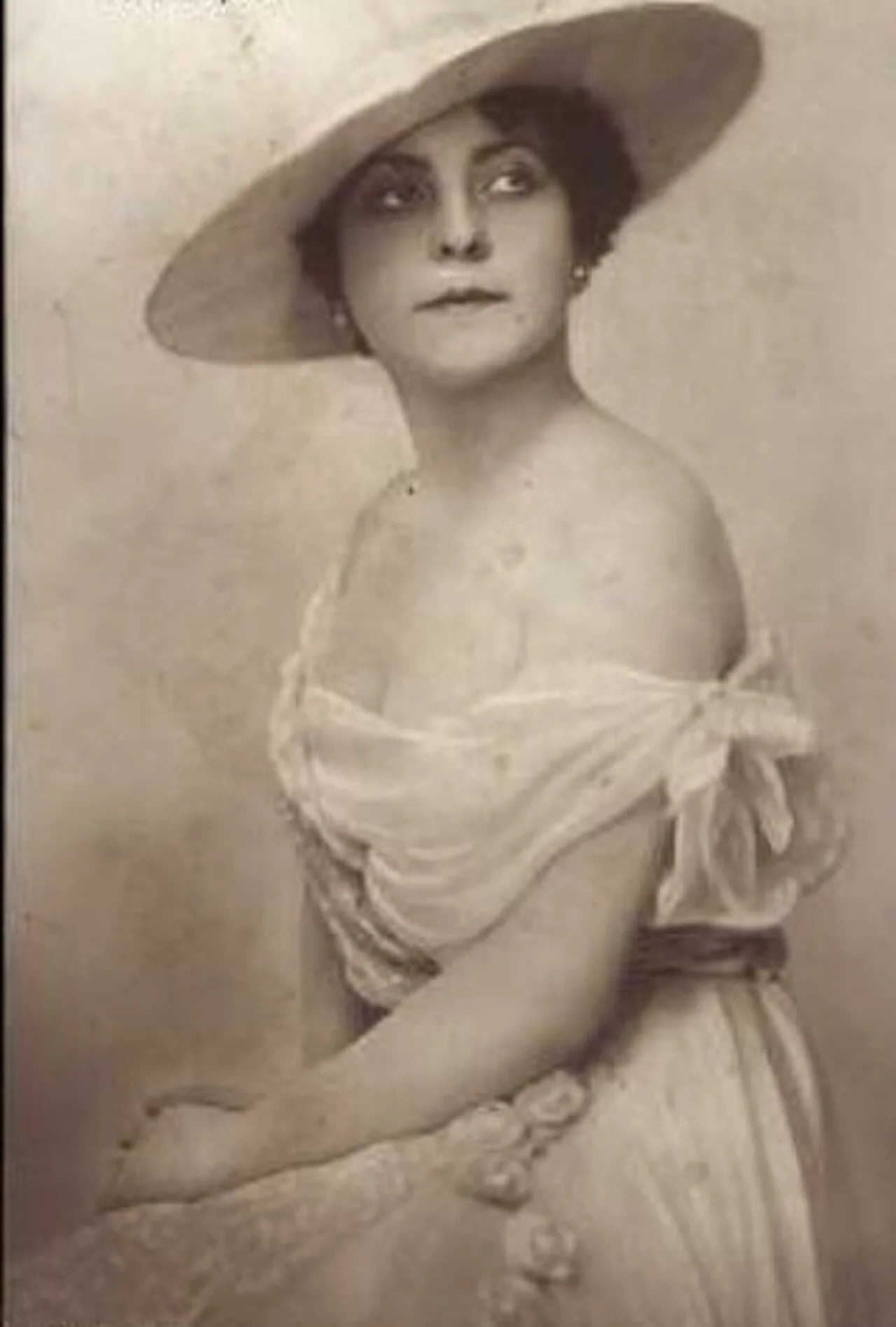 Portrait of Juci Lábass (1896–1932) – memorial page