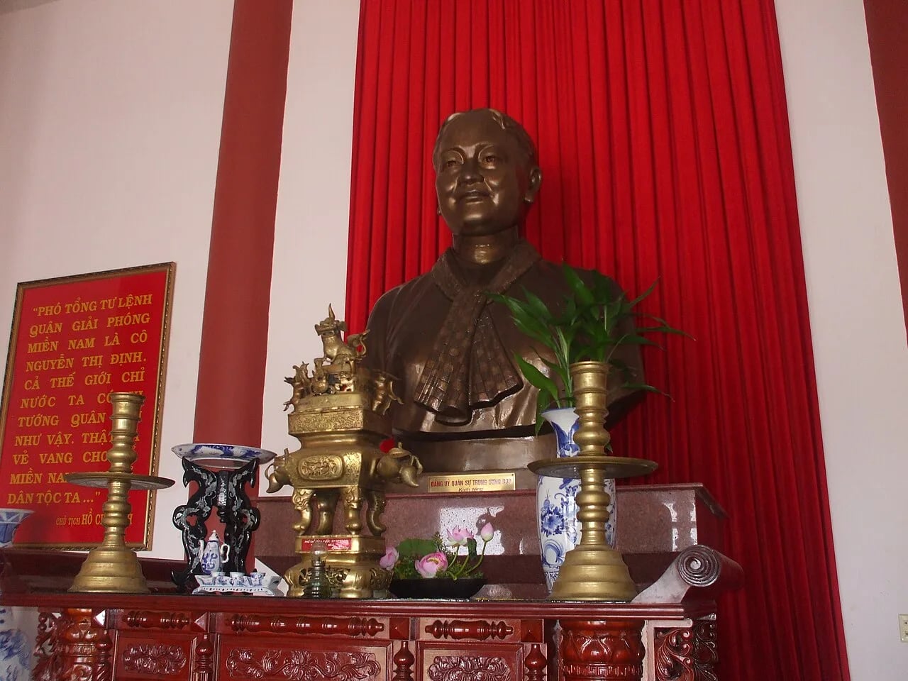 Portrait of Nguyen Thi Dinh (1920–1992) – memorial page