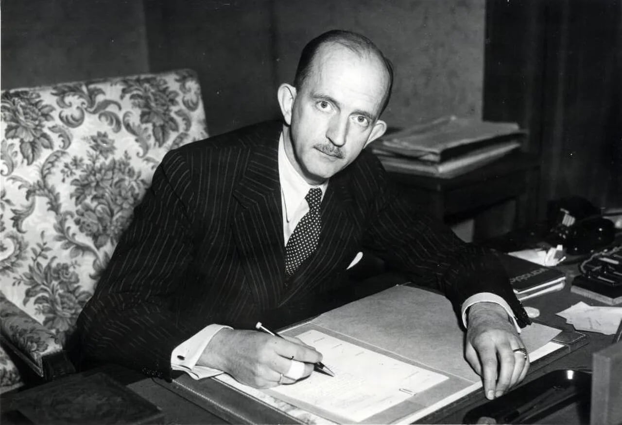 Portrait of Hans van Houten (1907–1996) – memorial page