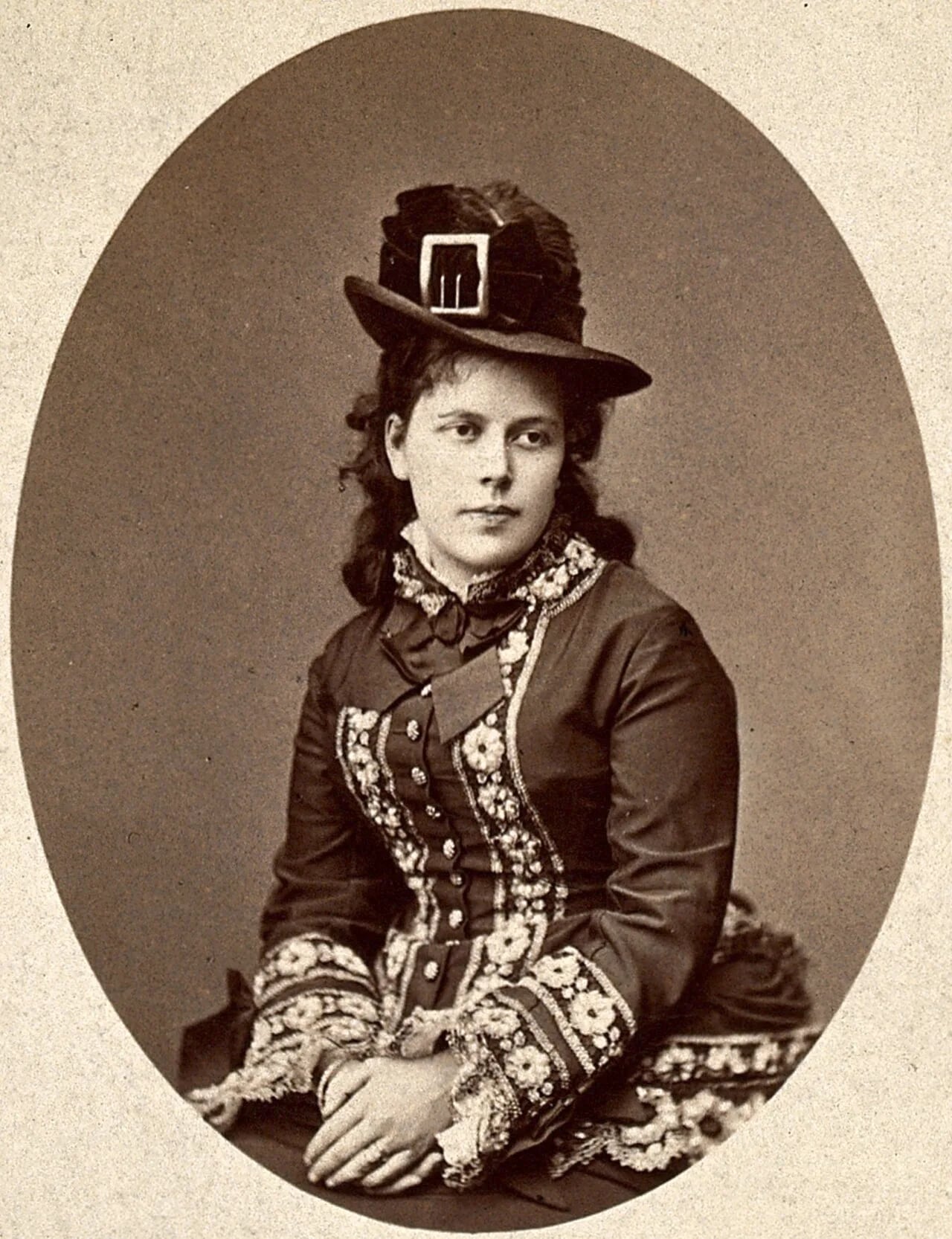 Portrait of Louise-Hélène Autard de Bragard (1848–1909) – memorial page