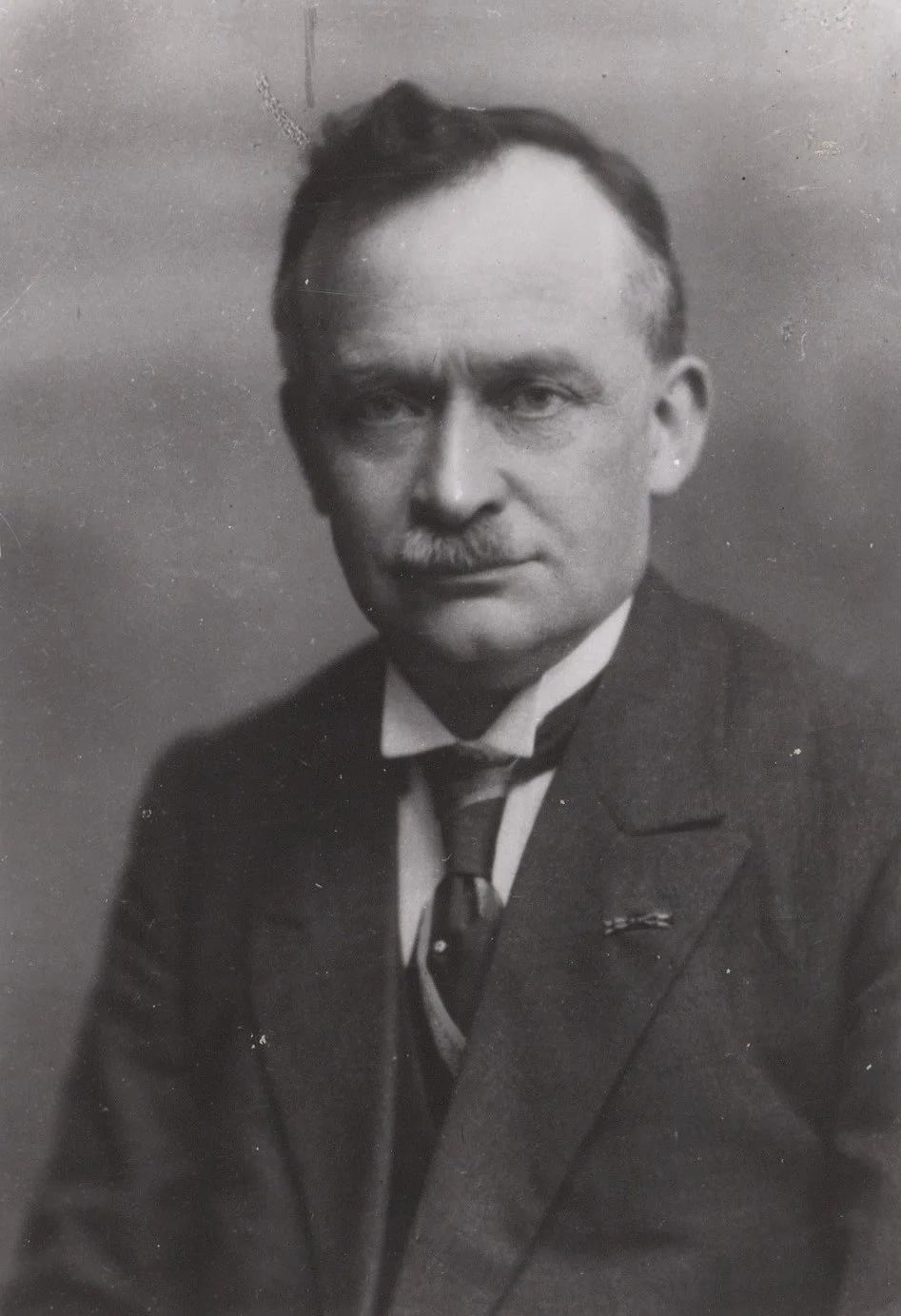 Portrait of Johannes Douwes (1866–1960) – memorial page