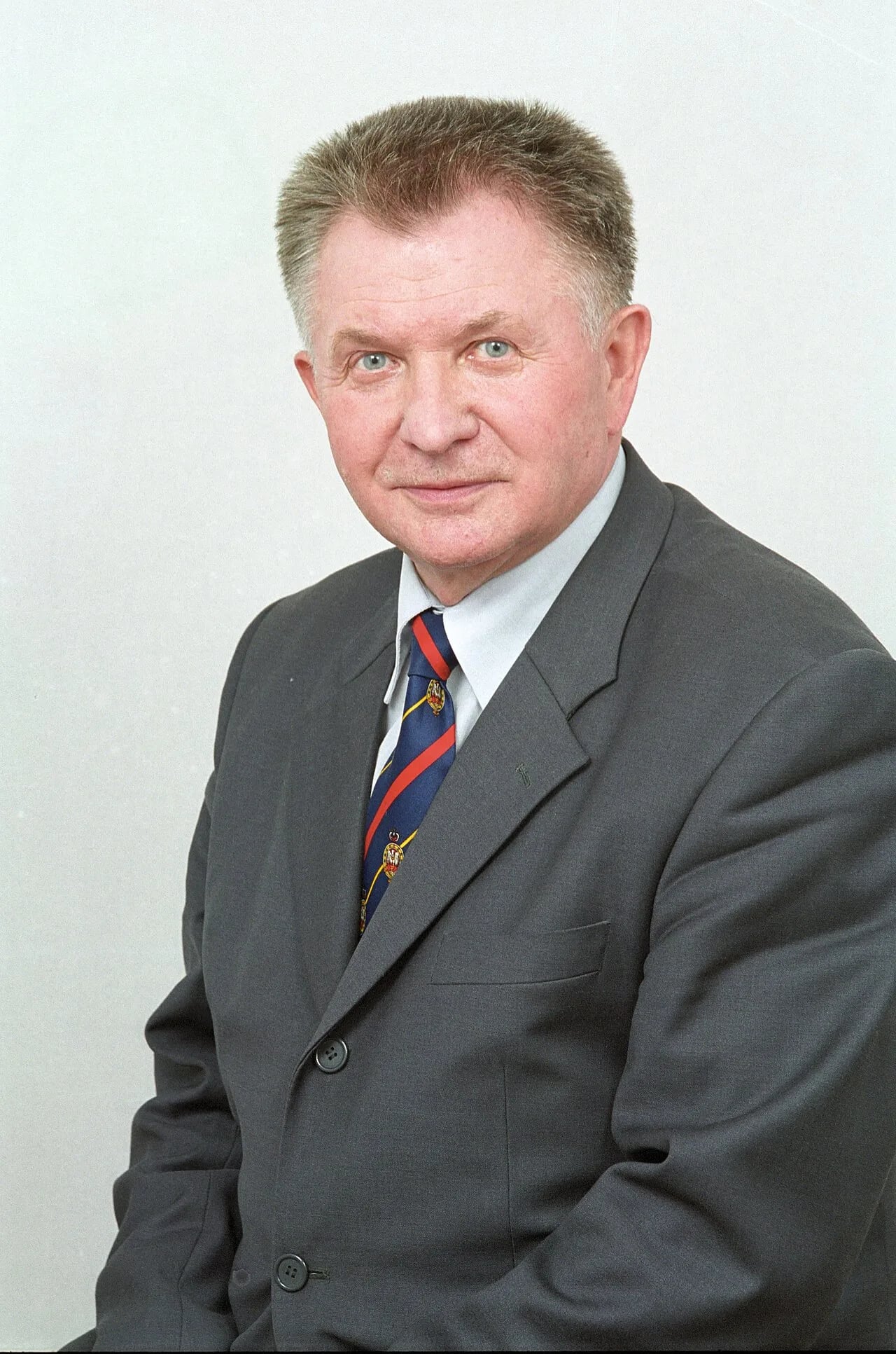 Porträt von Longin Pastusiak (1935–2025) – Gedenkseite