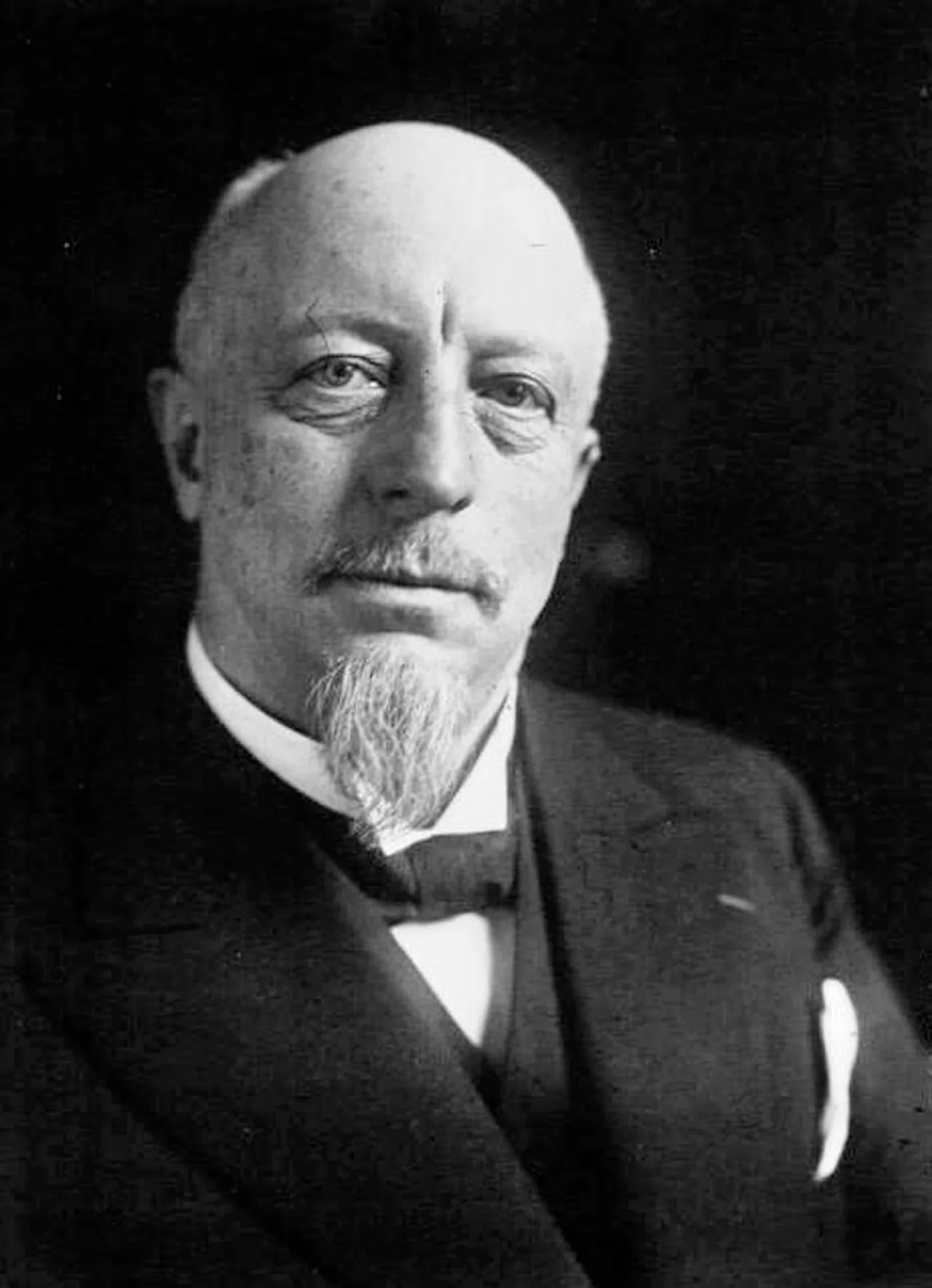 Portrait of Lucien Hubert (1868–1938) – memorial page