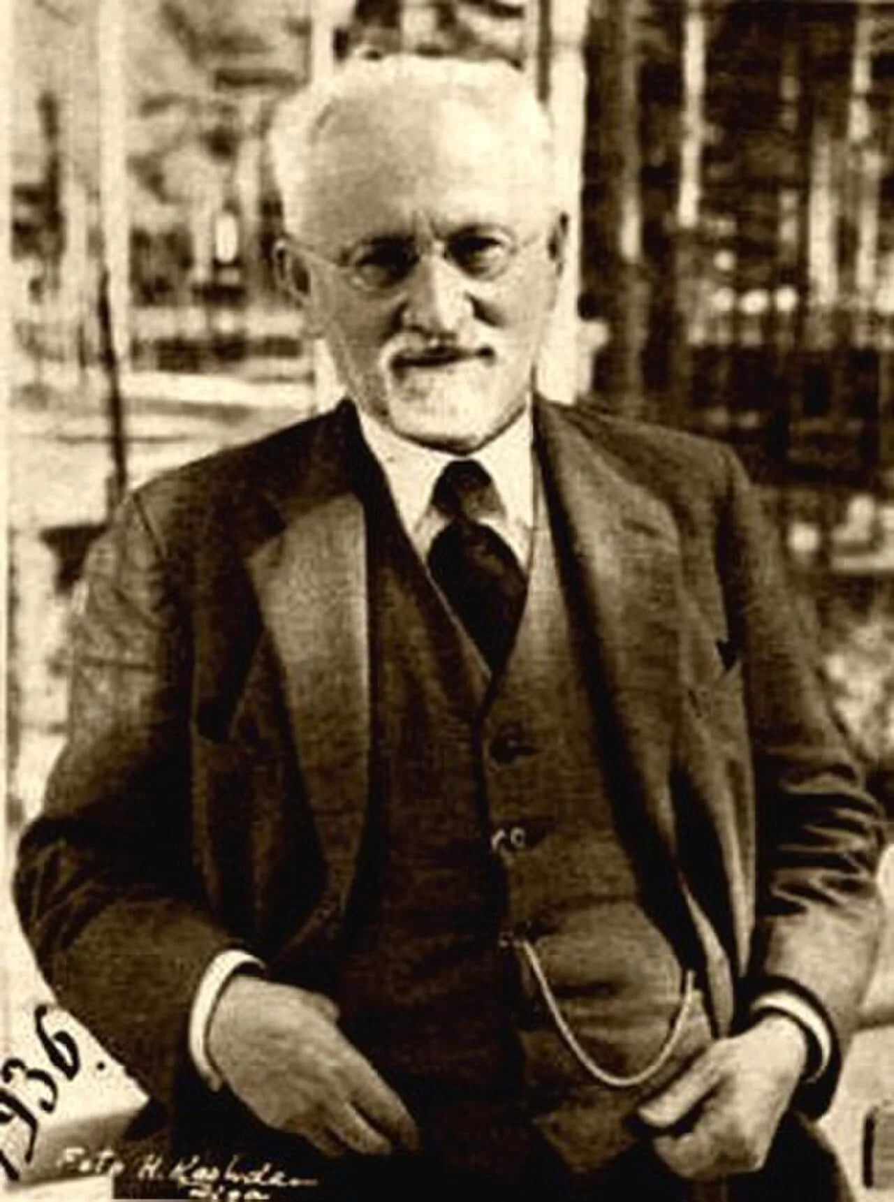 Portrait of Simon Dubnow (1860–1941) – memorial page