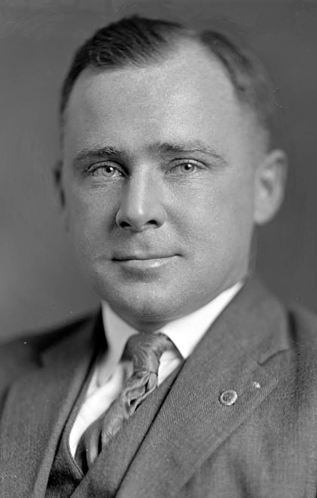 Portrait of Robert G. Simmons (1891–1969) – memorial page
