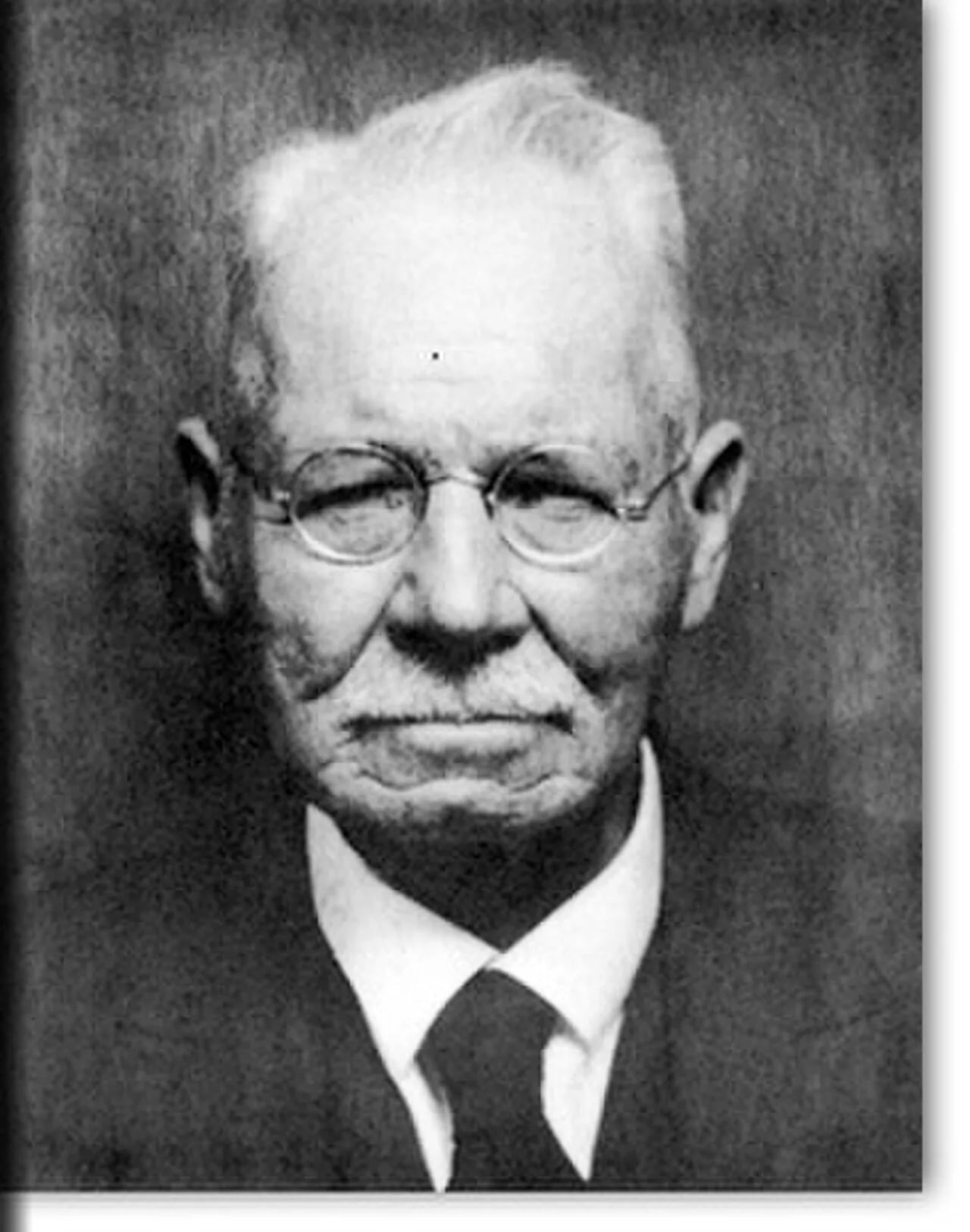 Portrait of Max Uhle (1856–1944) – memorial page