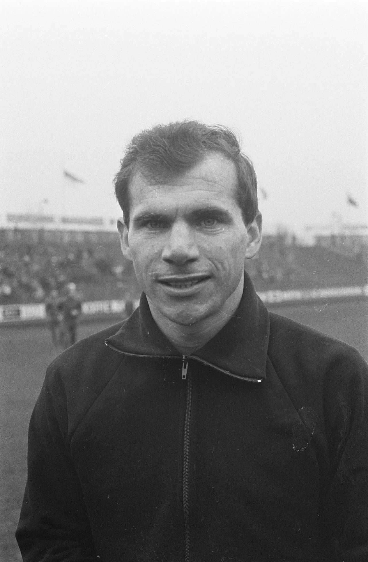Portrait of Chris de Vries (1939–2017) – memorial page