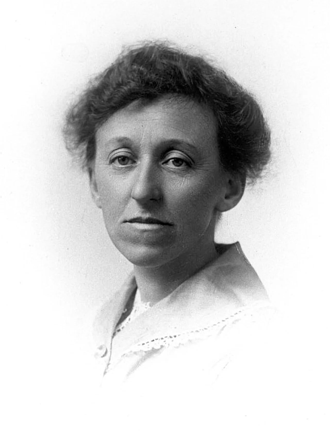 Portrait of Violet McNaughton (1879–1968) – memorial page