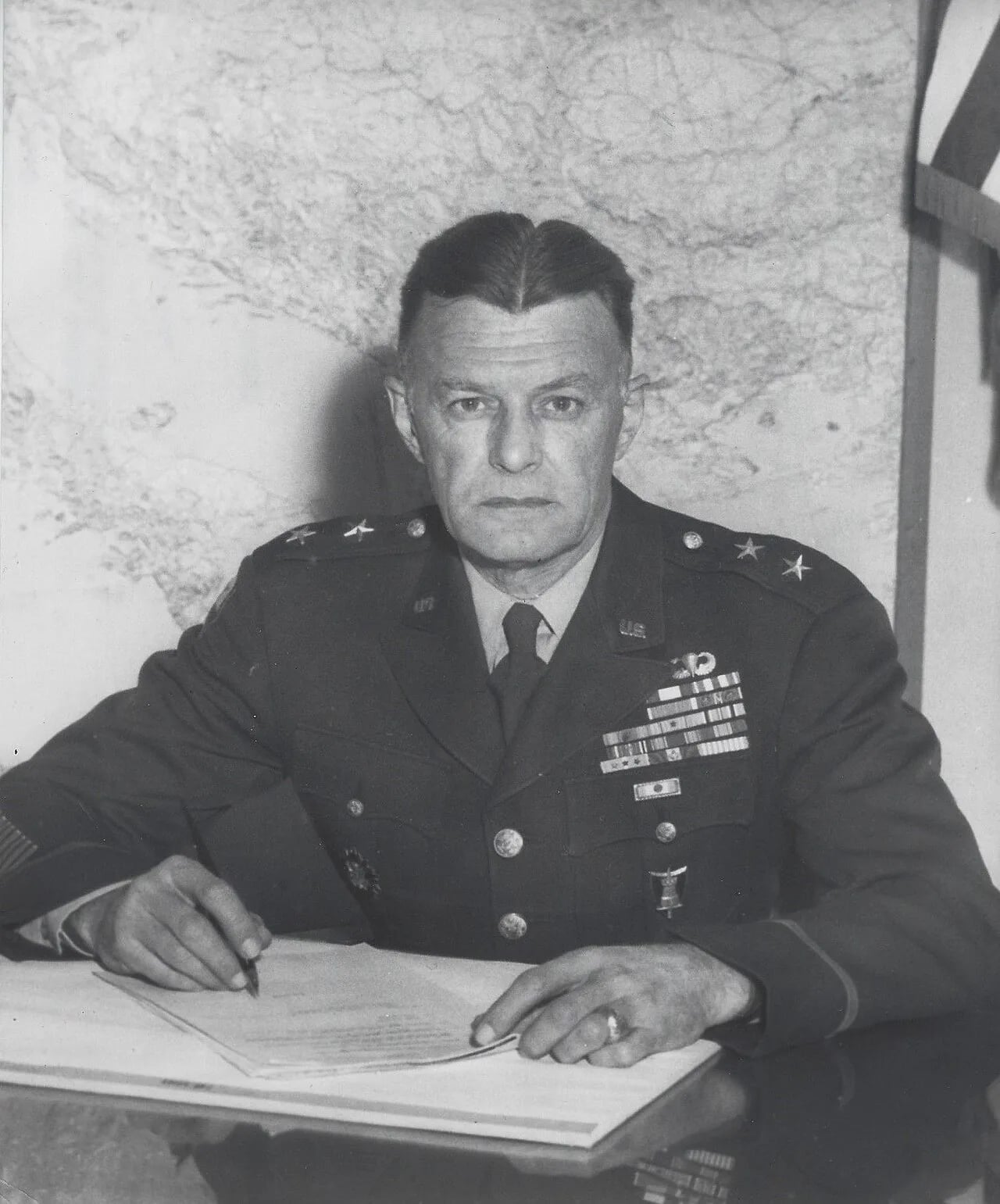 Porträt von William P. Ennis (1904–1989) – Gedenkseite