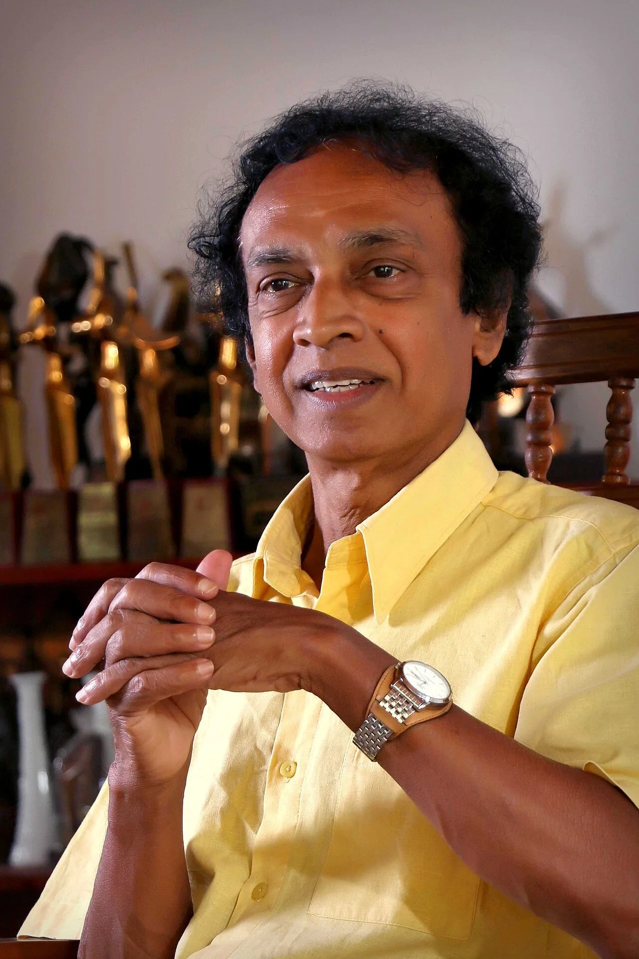 Porträt von Suminda Sirisena (1948–2023) – Gedenkseite