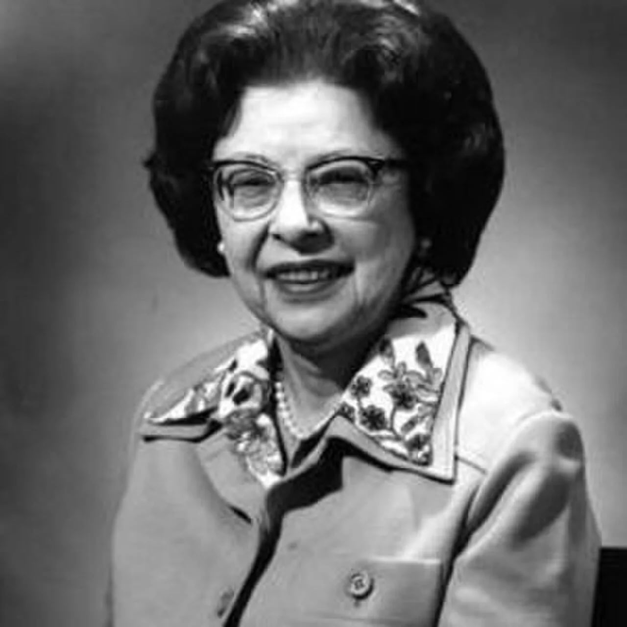 Portrait of Lillian M. Bradshaw (1915–2010) – memorial page