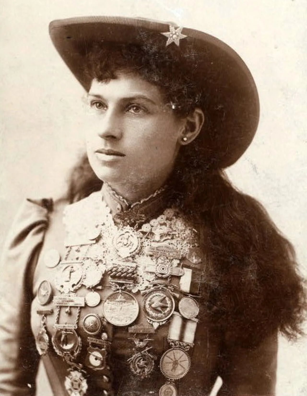 Portrait of Annie Oakley (1860–1926) – memorial page