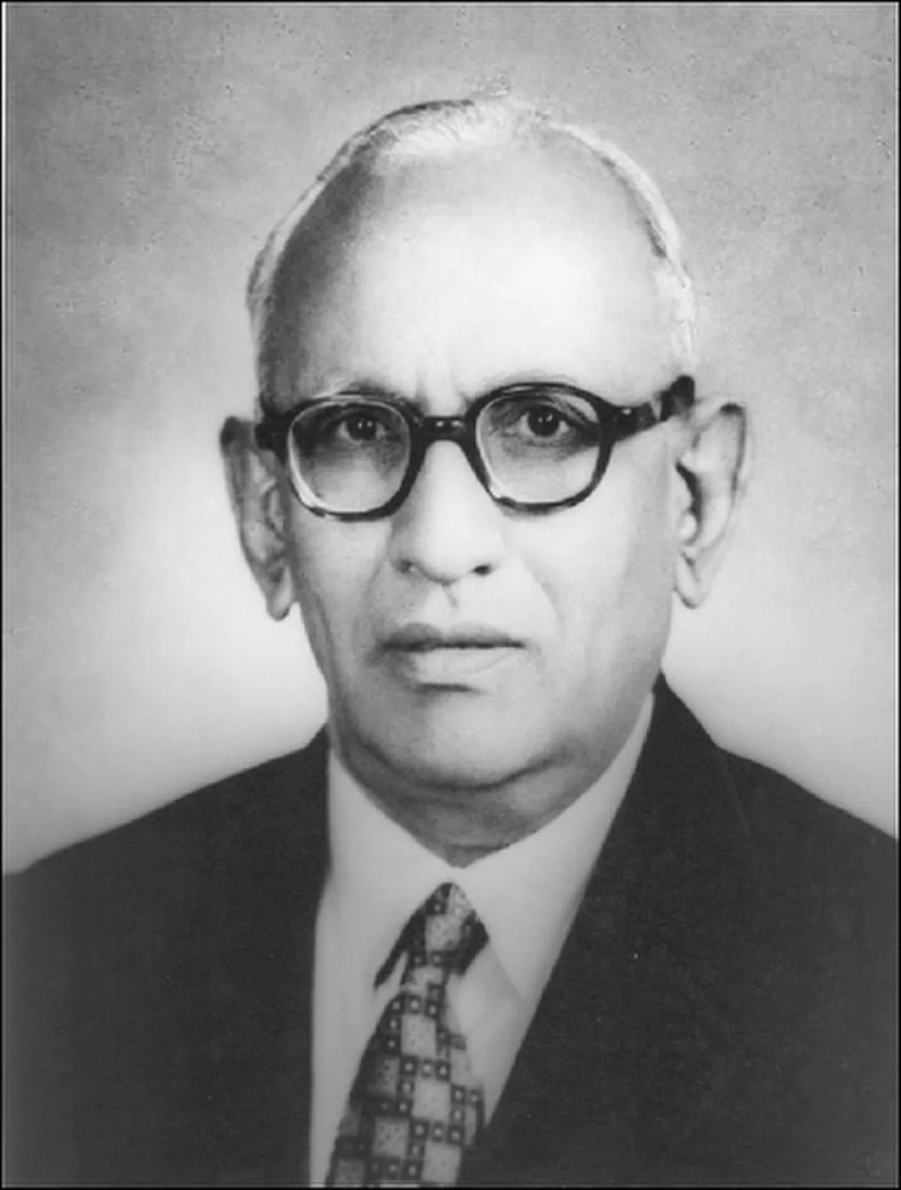 Porträt von Ibrahim Ismail Chundrigar (1897–1960) – Gedenkseite