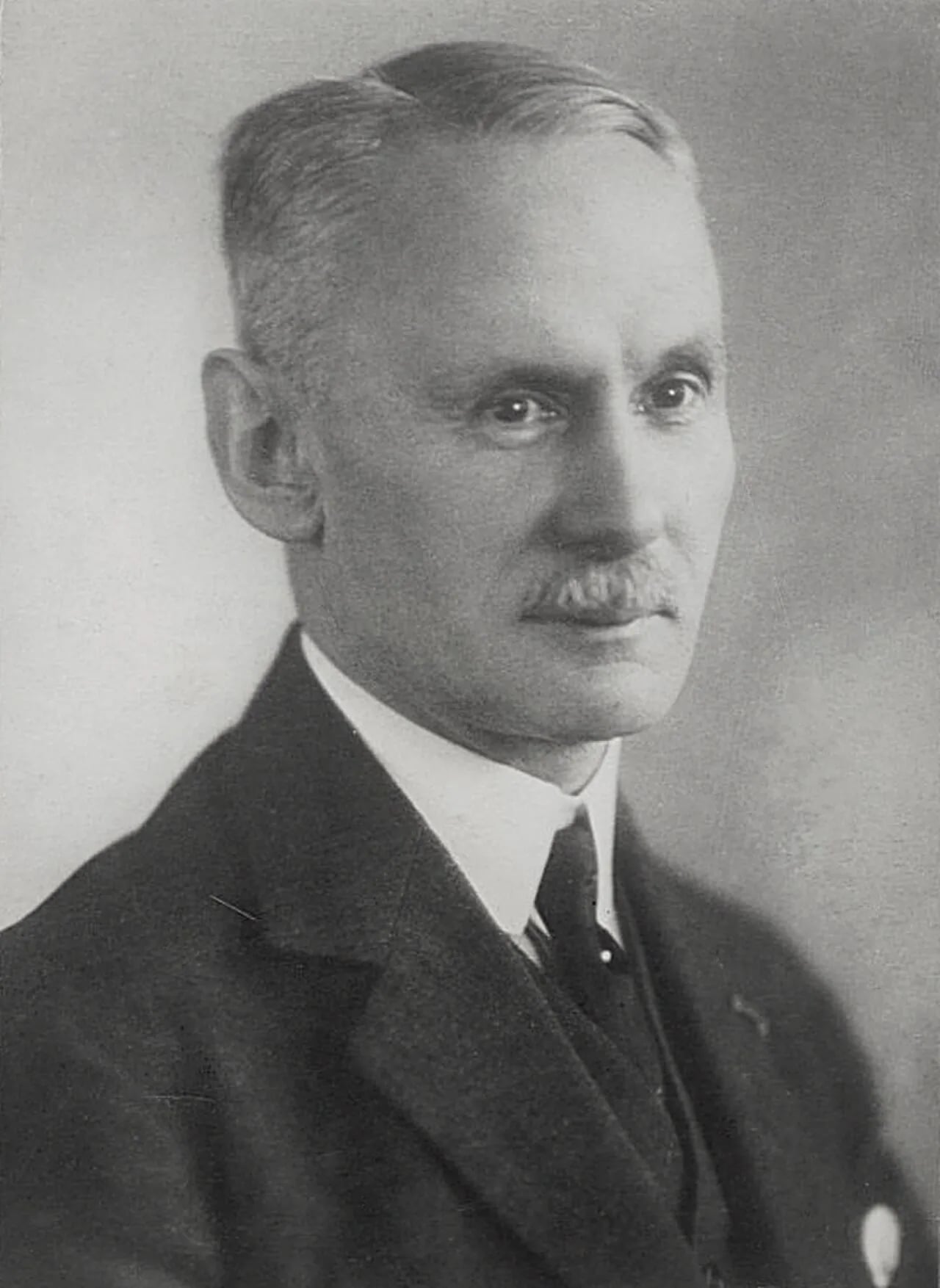 Portrait of Cornelis Lodewijk van der Bilt (1875–1947) – memorial page