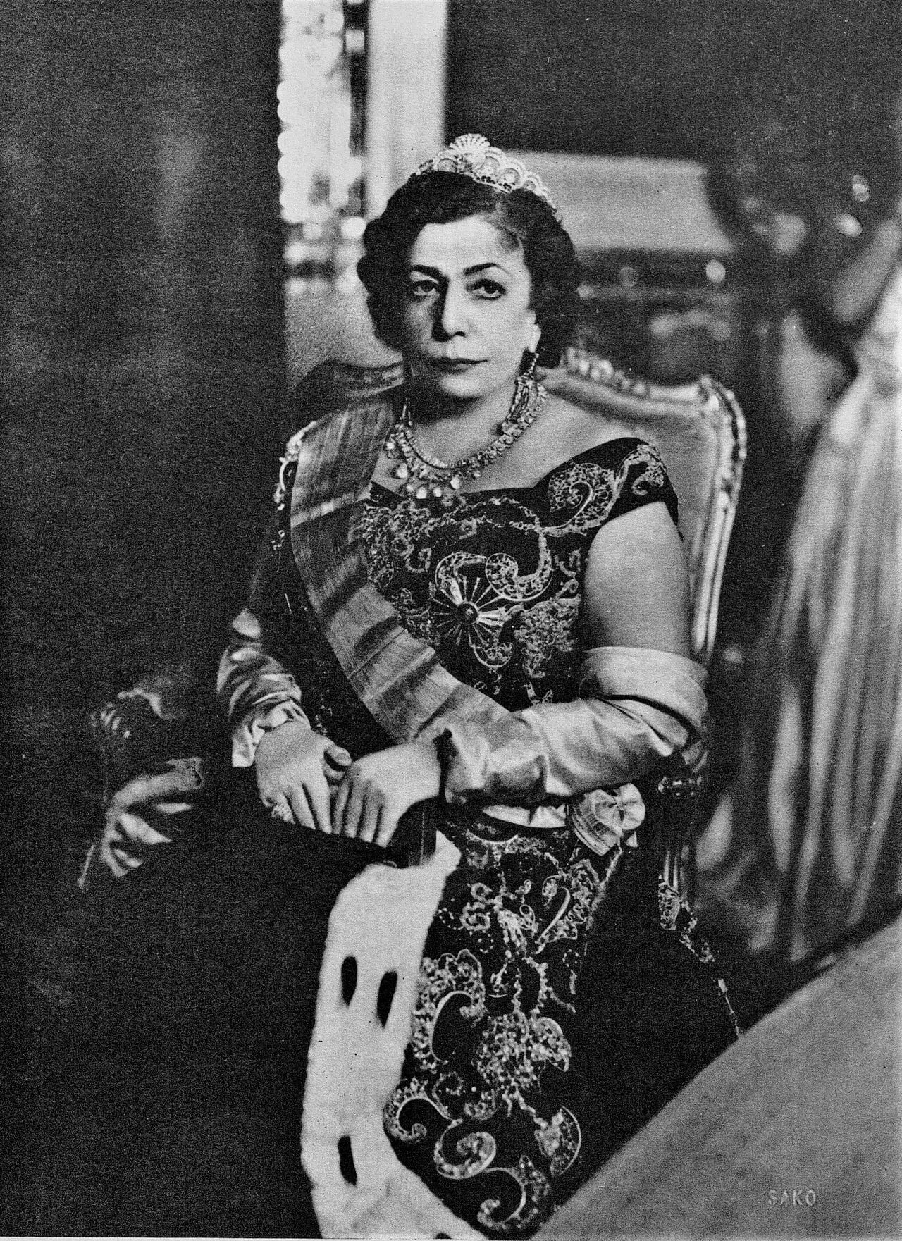 Porträt von Tadj ol-Molouk (1896–1982) – Gedenkseite