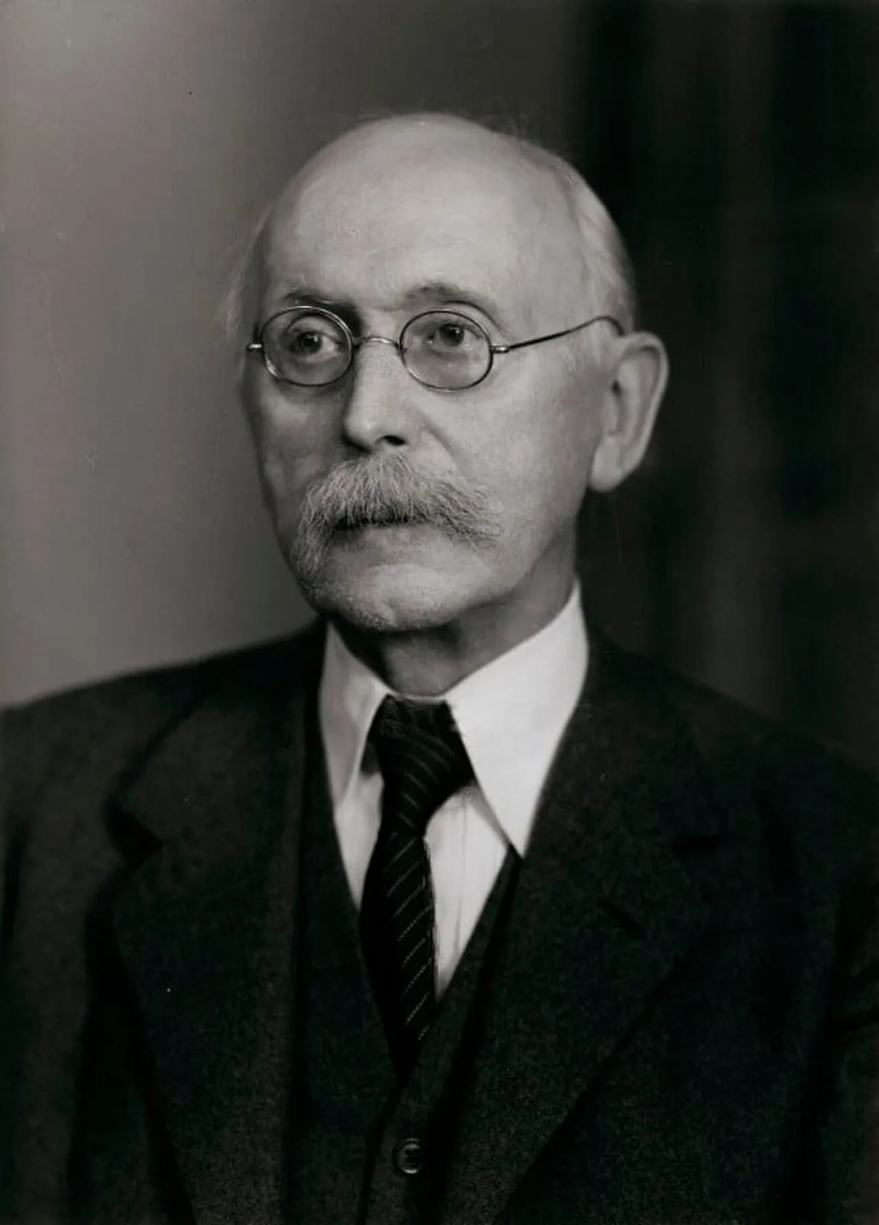 Portrait of Arthur Lyon Bowley (1869–1957) – memorial page