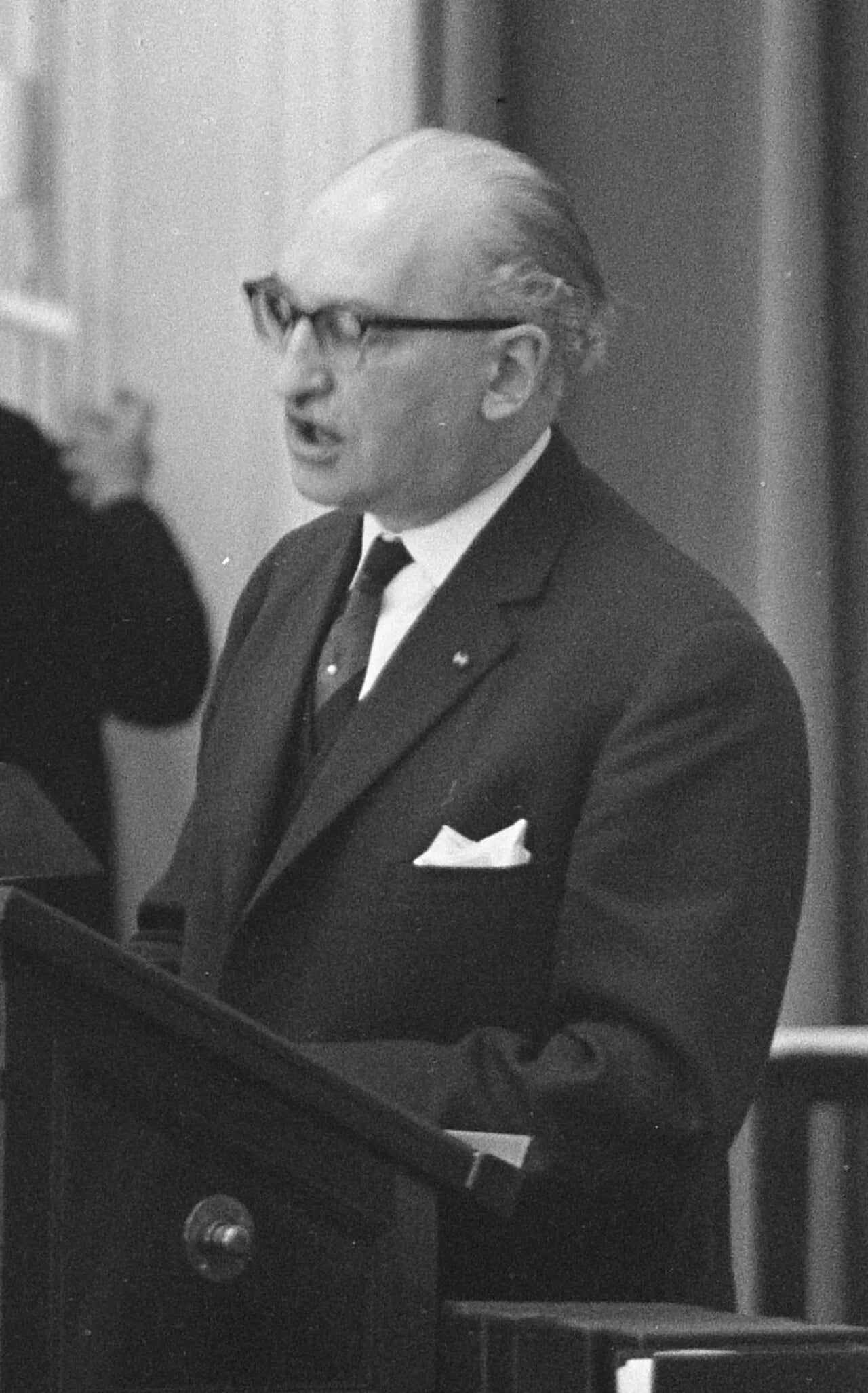 Portrait of Martien van Helvoort (1906–1981) – memorial page