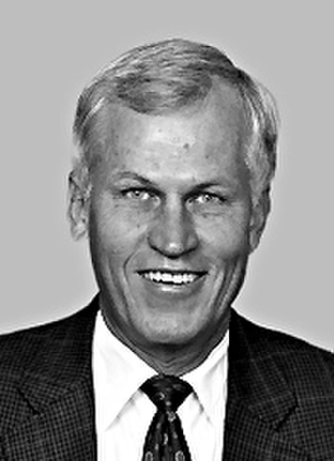 Portrait of Charles Stenholm (1938–2023) – memorial page