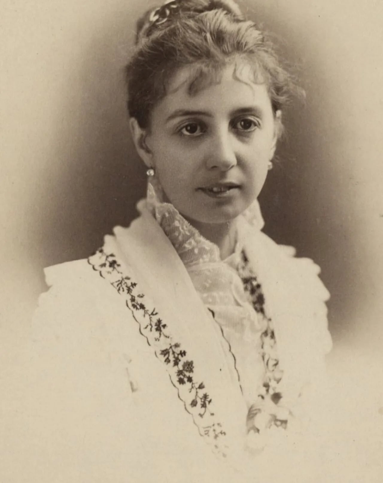 Portrait of Flora Stone Mather (1852–1909) – memorial page