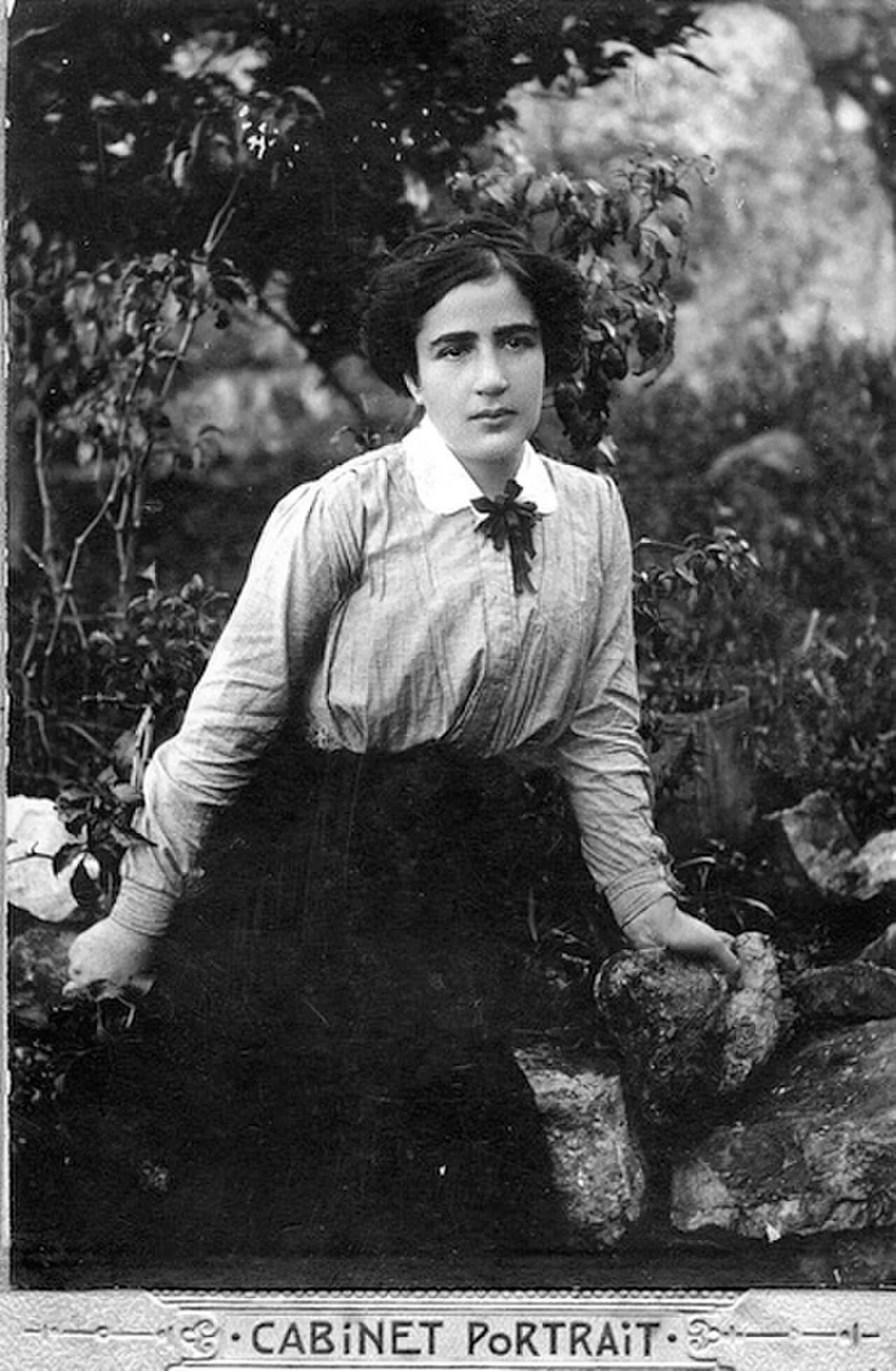 Portrait of Gita Dunie-Weizman (1887–1975) – memorial page