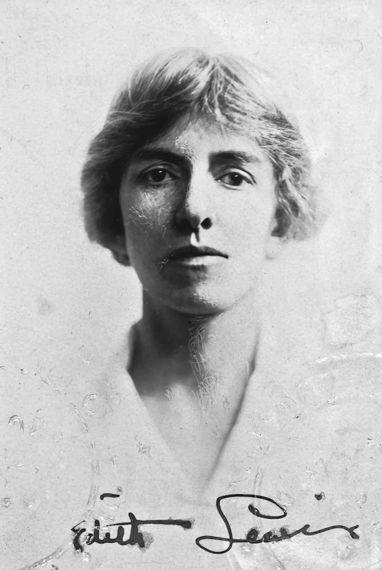 Portrait of Edith Lewis (1881–1972) – memorial page