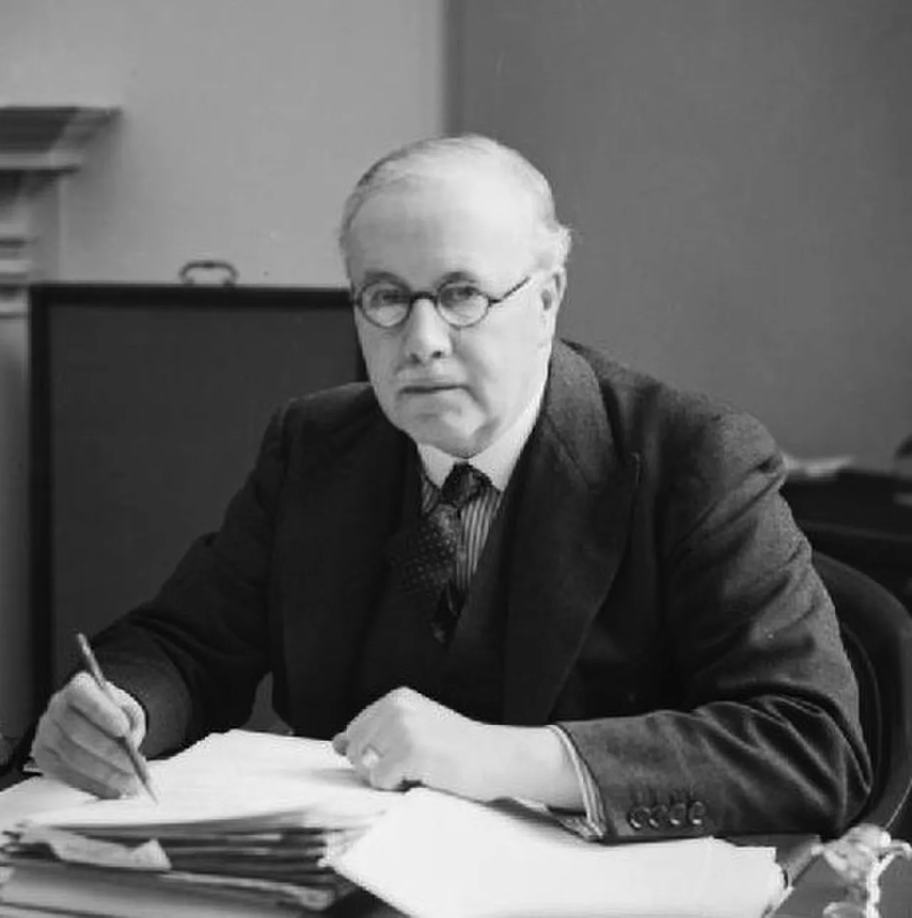 Portrait of Kingsley Wood (1881–1943) – memorial page
