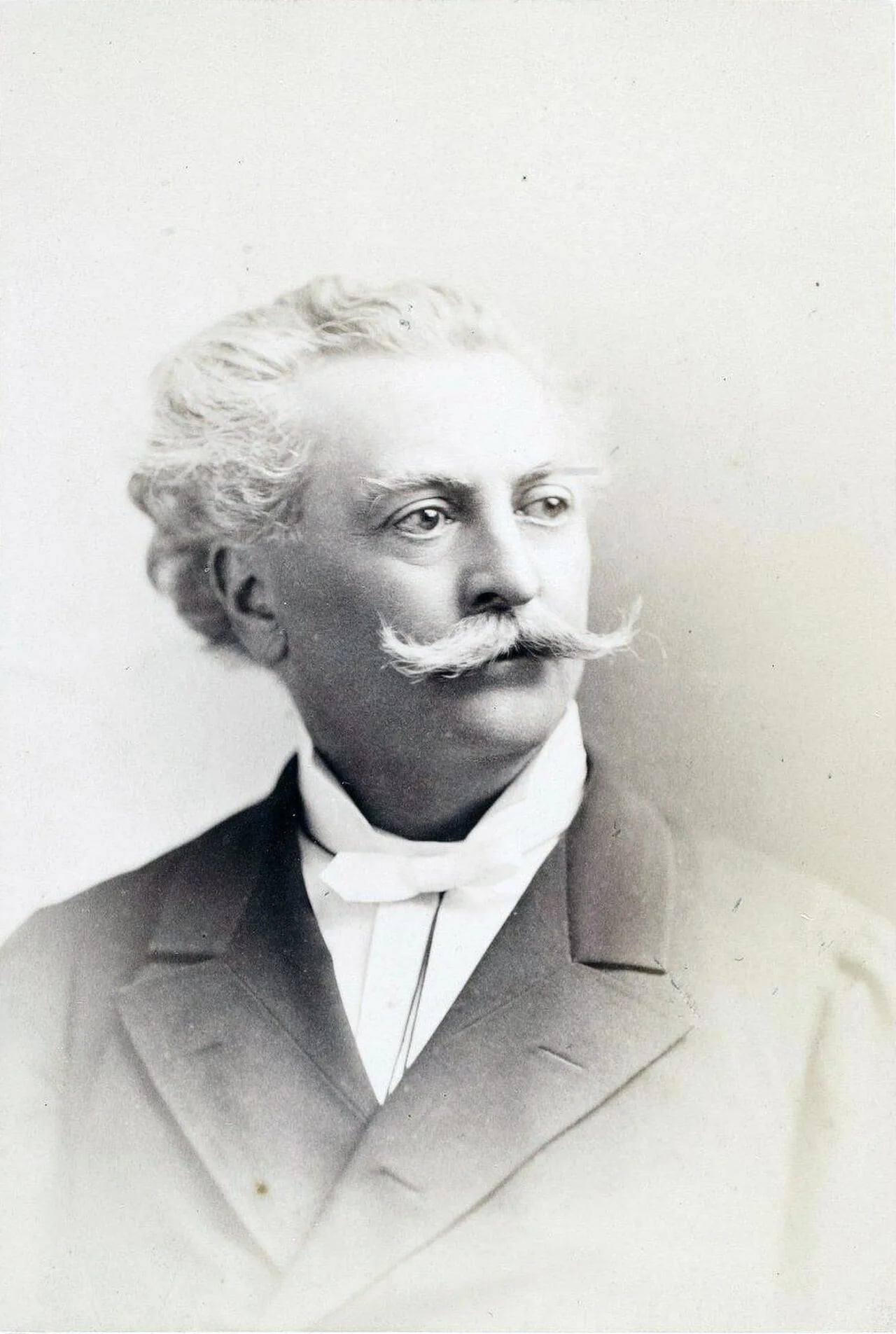 Porträt von Désiré Charnay (1828–1915) – Gedenkseite