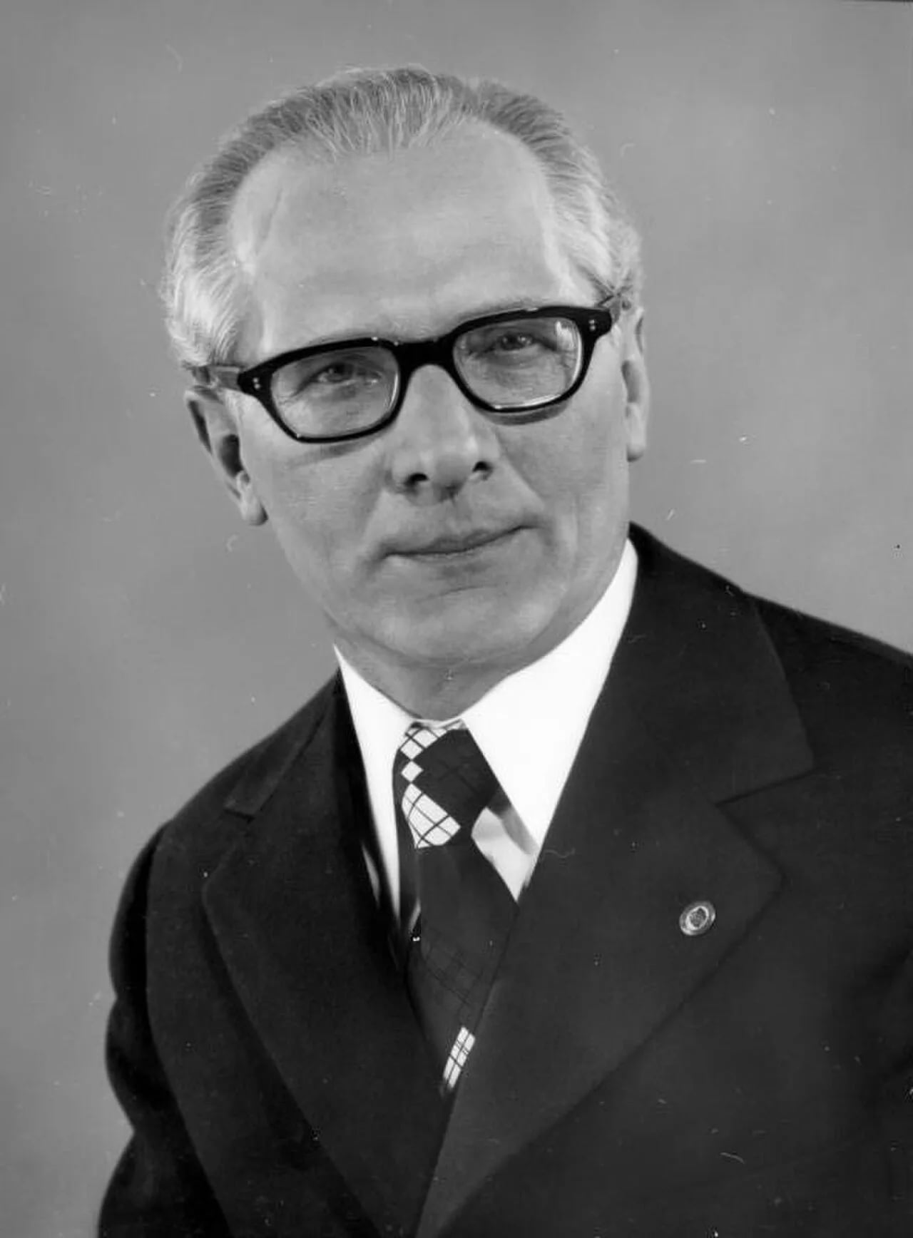 Portrait of Erich Honecker (1912–1994) – memorial page