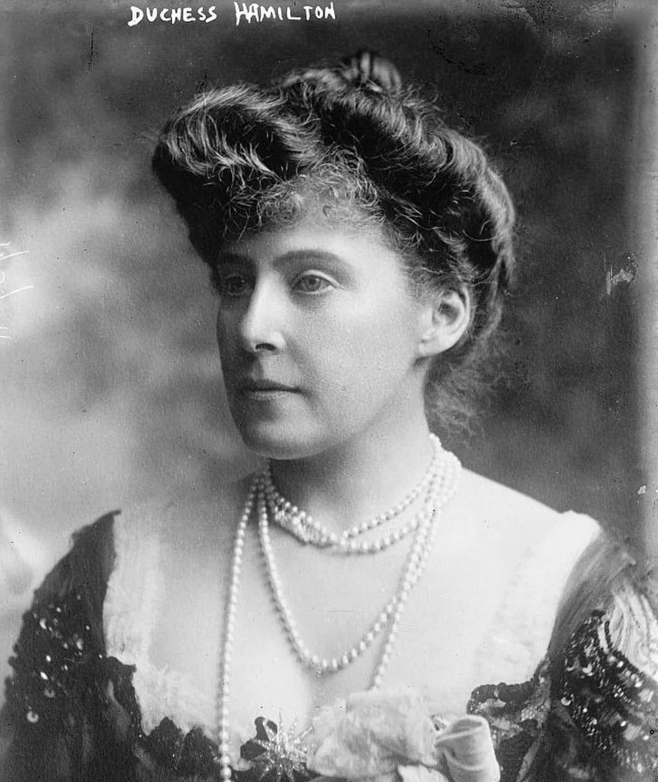 Portrait of Nina Douglas-Hamilton (1878–1951) – memorial page