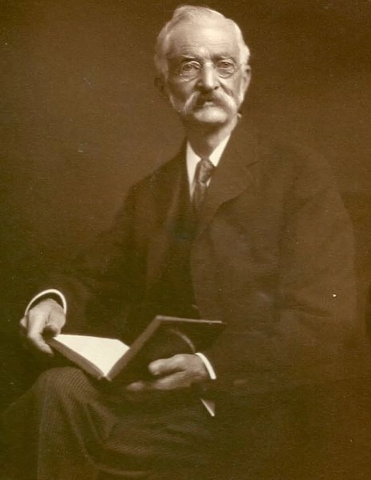 Portrait of Algernon Thomas (1857–1937) – memorial page