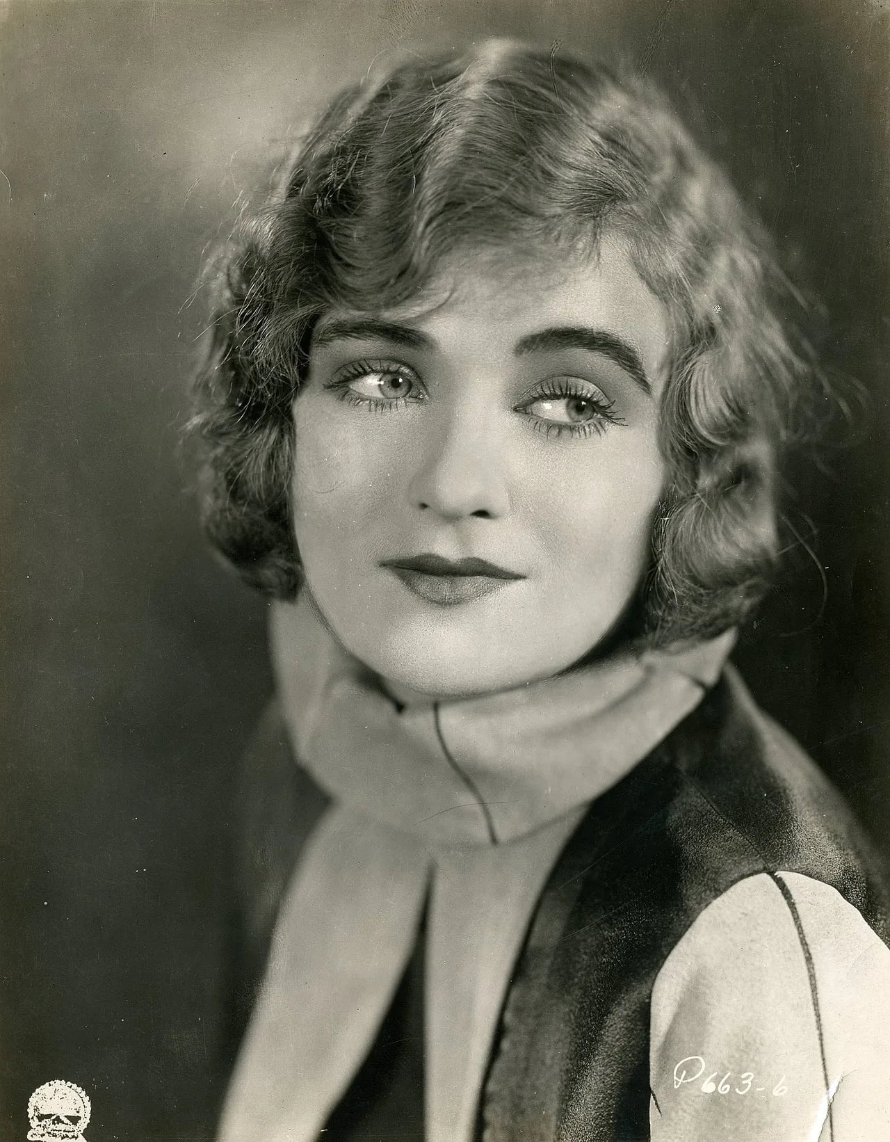 Porträt von Constance Bennett (1904–1965) – Gedenkseite