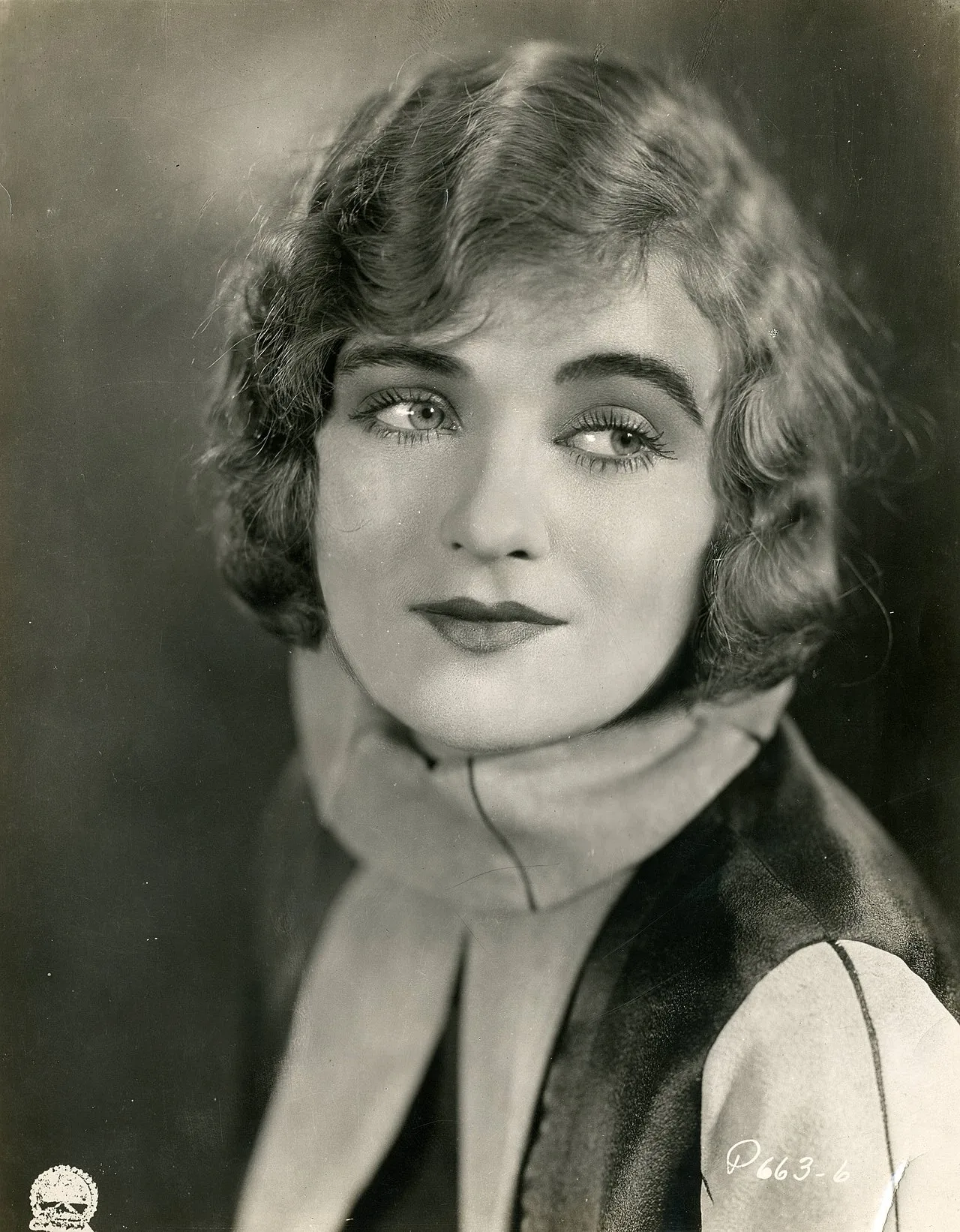 Porträt von Constance Bennett (1904–1965) – Gedenkseite