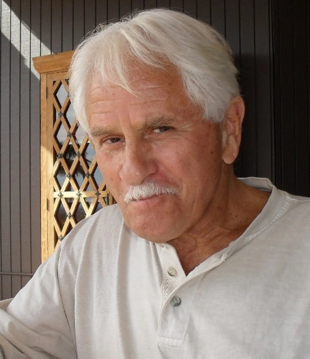 Porträt von Linden Chiles (1933–2013) – Gedenkseite