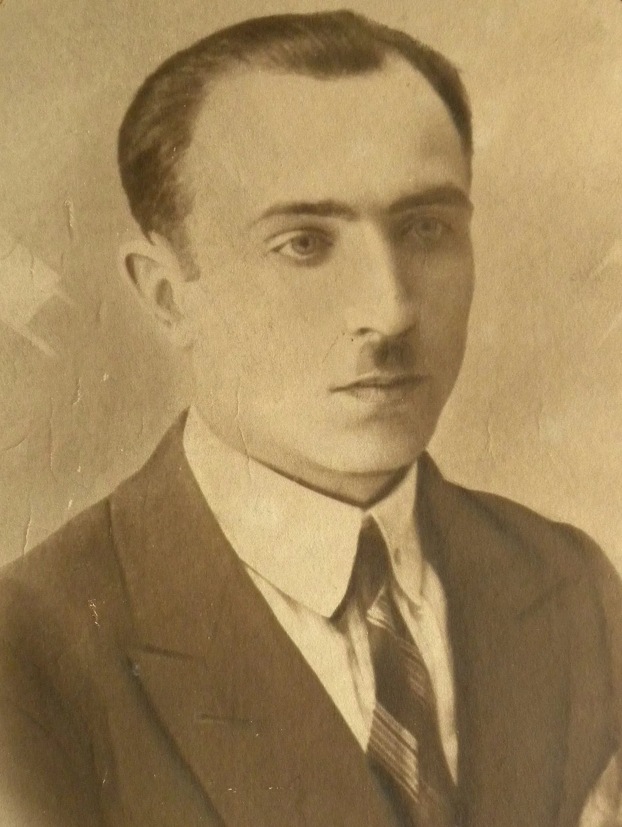 Porträt von Maksym Ostrovskyi (1895–1945) – Gedenkseite