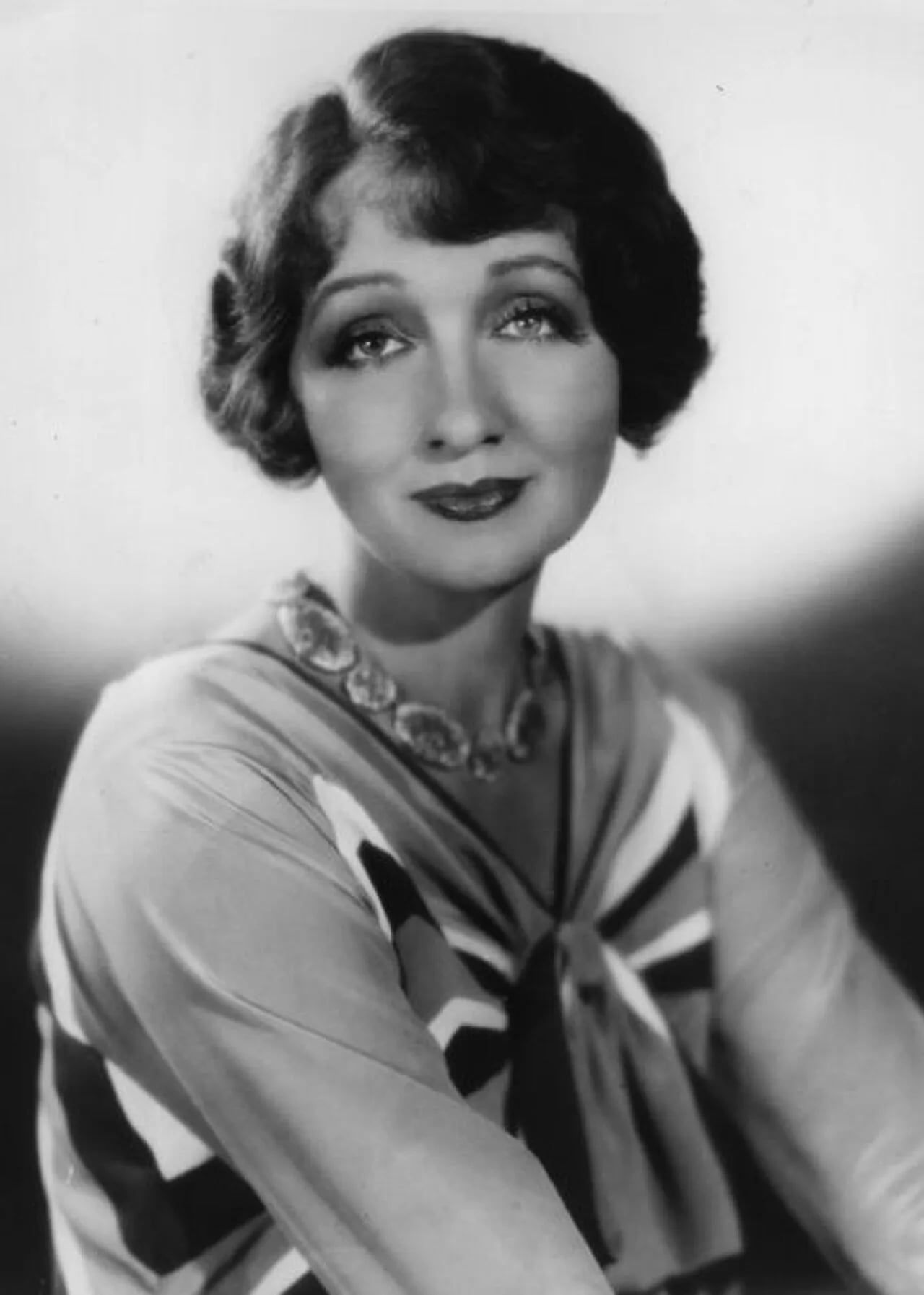 Porträt von Hedda Hopper (1885–1966) – Gedenkseite