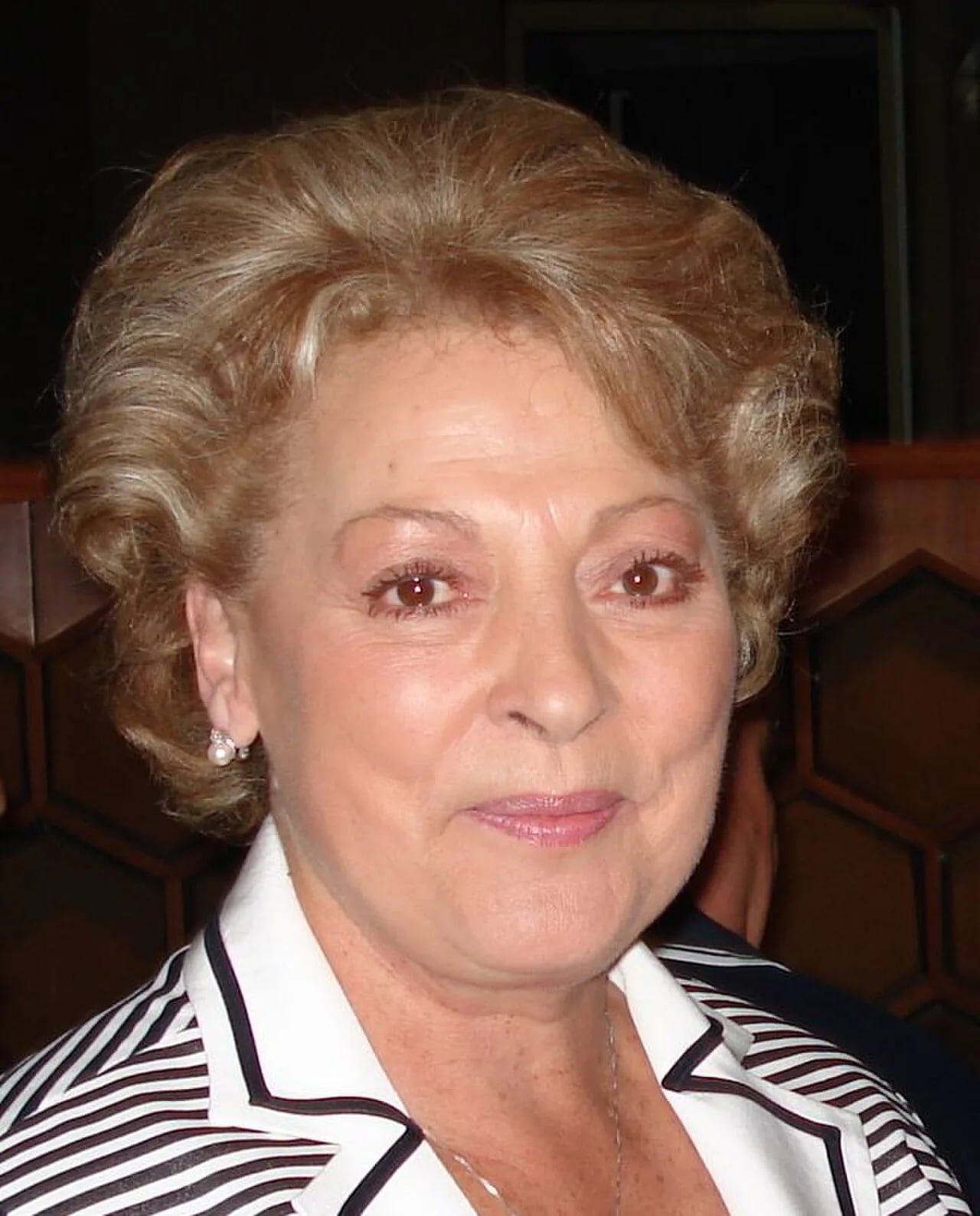 Porträt von Nelly Olin (1941–2017) – Gedenkseite