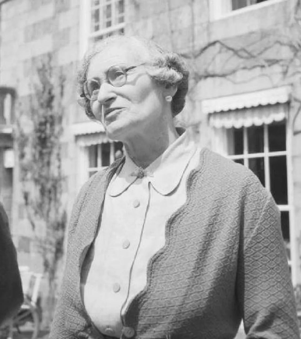 Portrait of Sibyl Hathaway (1884–1974) – memorial page