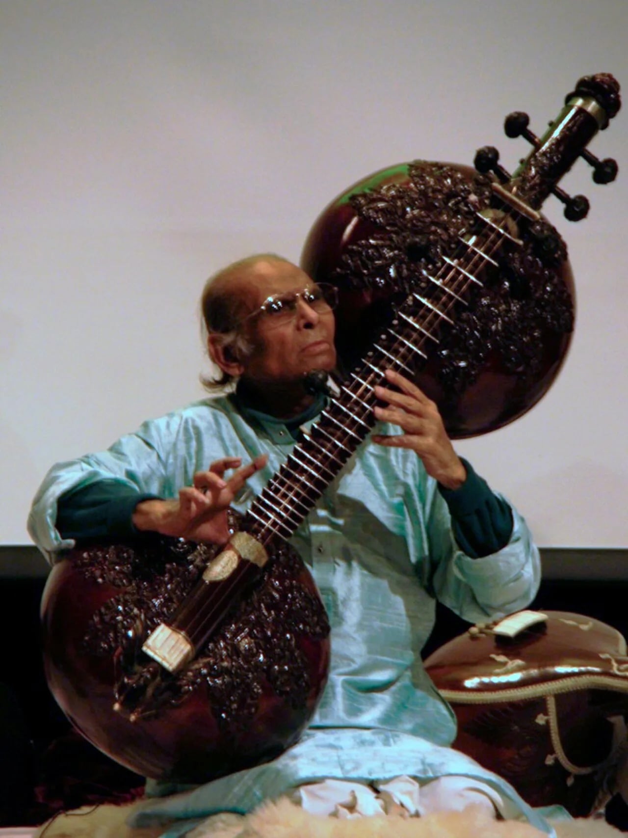 Porträt von Asad Ali Khan (1937–2011) – Gedenkseite