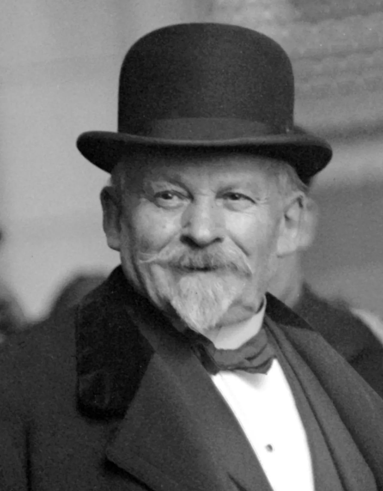 Portrait of Émile Coué (1857–1926) – memorial page