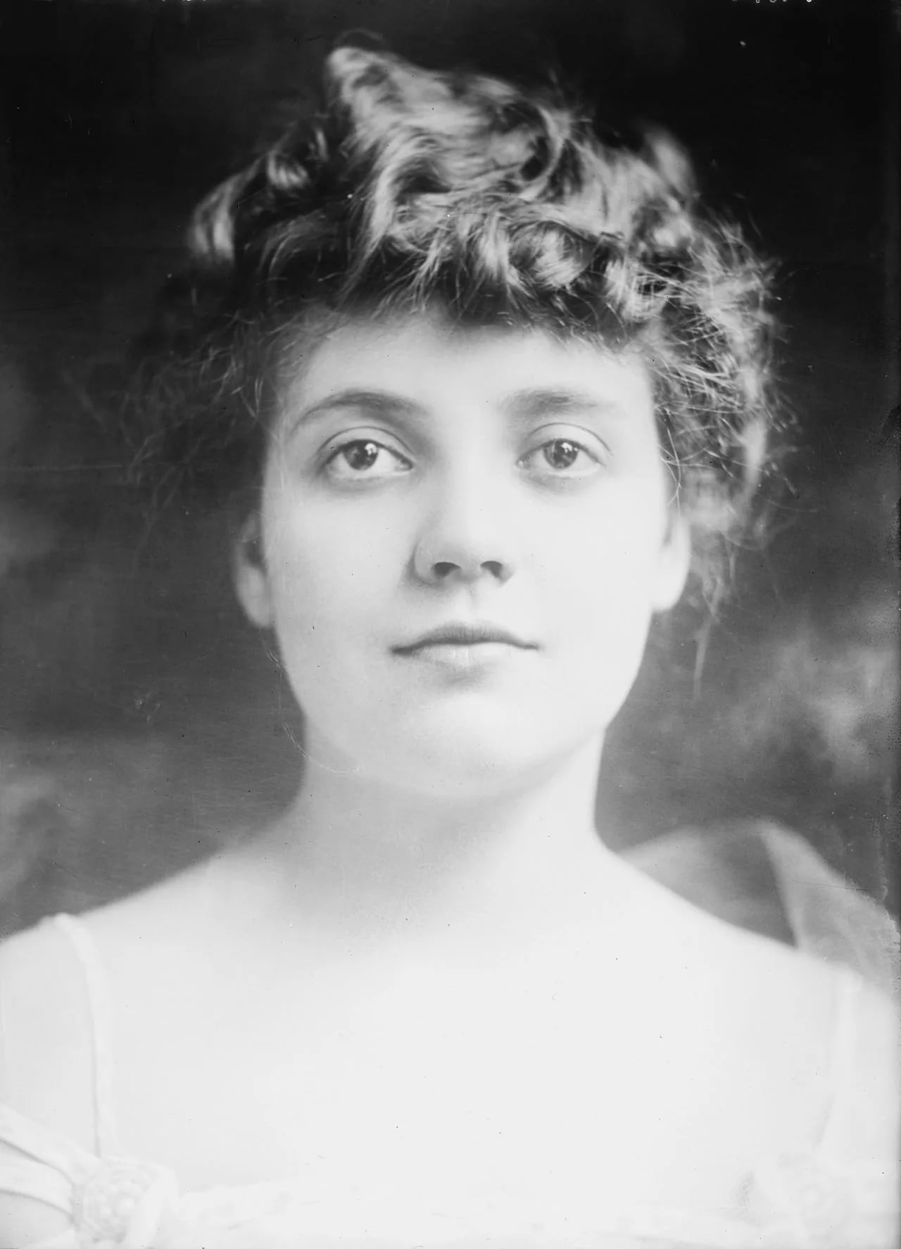 Portrait of Lois Wilson (1894–1988) – memorial page