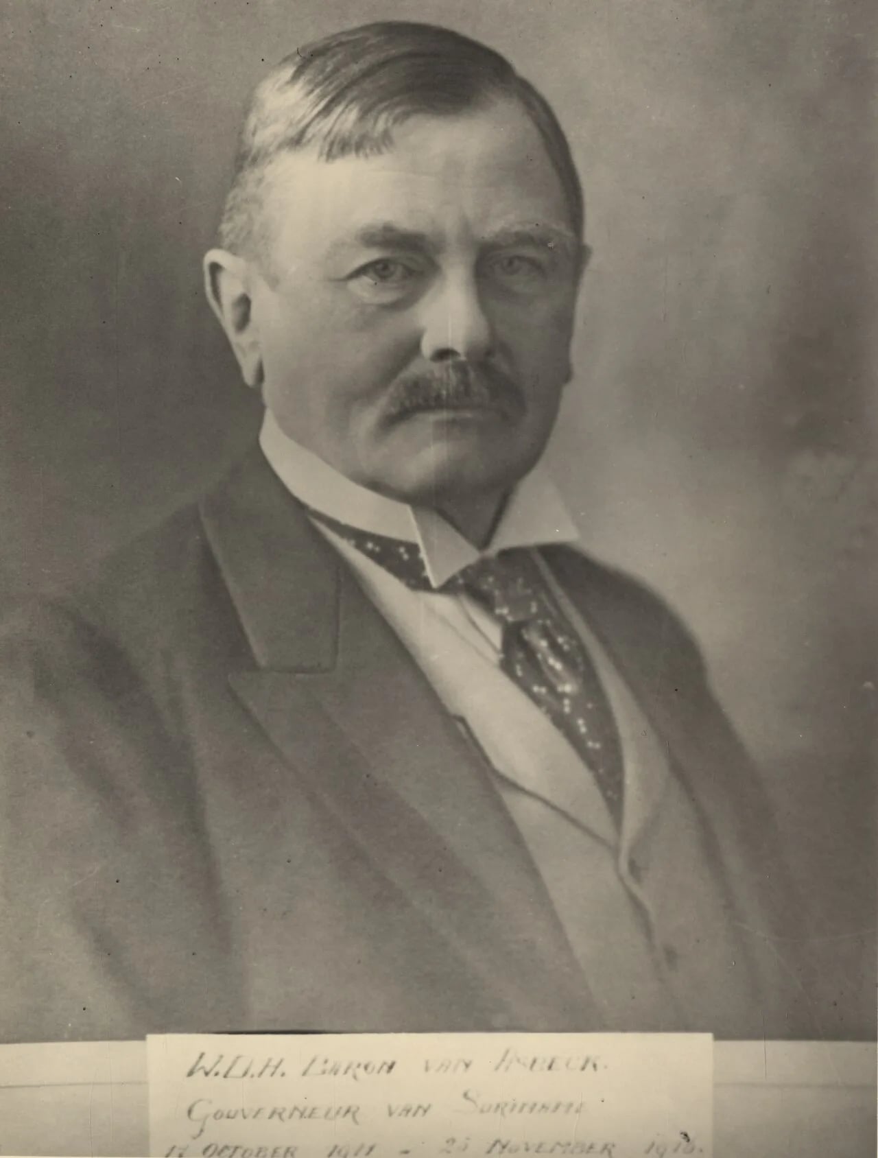Porträt von W.D.H. baron van Asbeck (1858–1935) – Gedenkseite