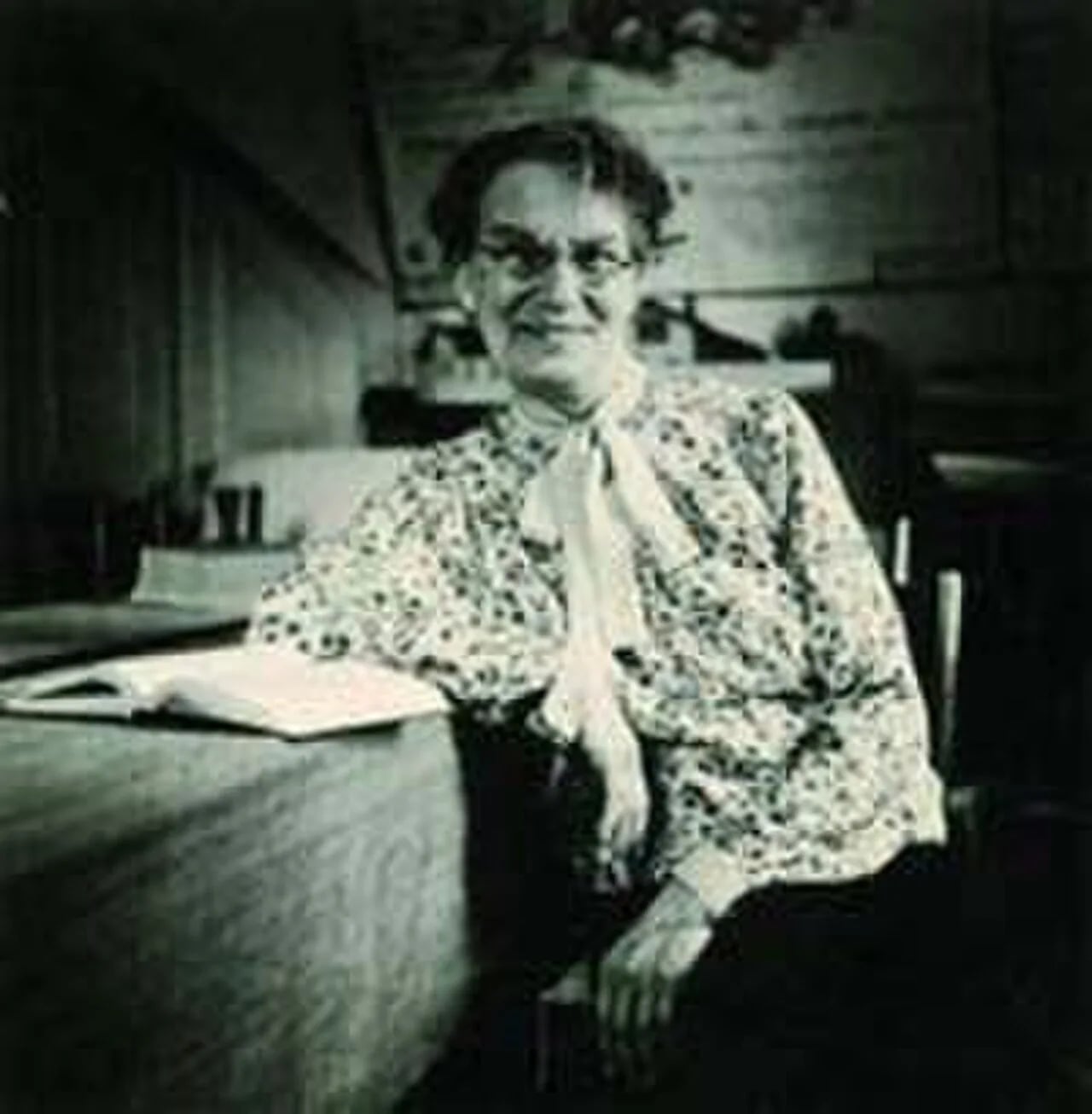 Portrait of Louise Lafendel (1872–1971) – memorial page