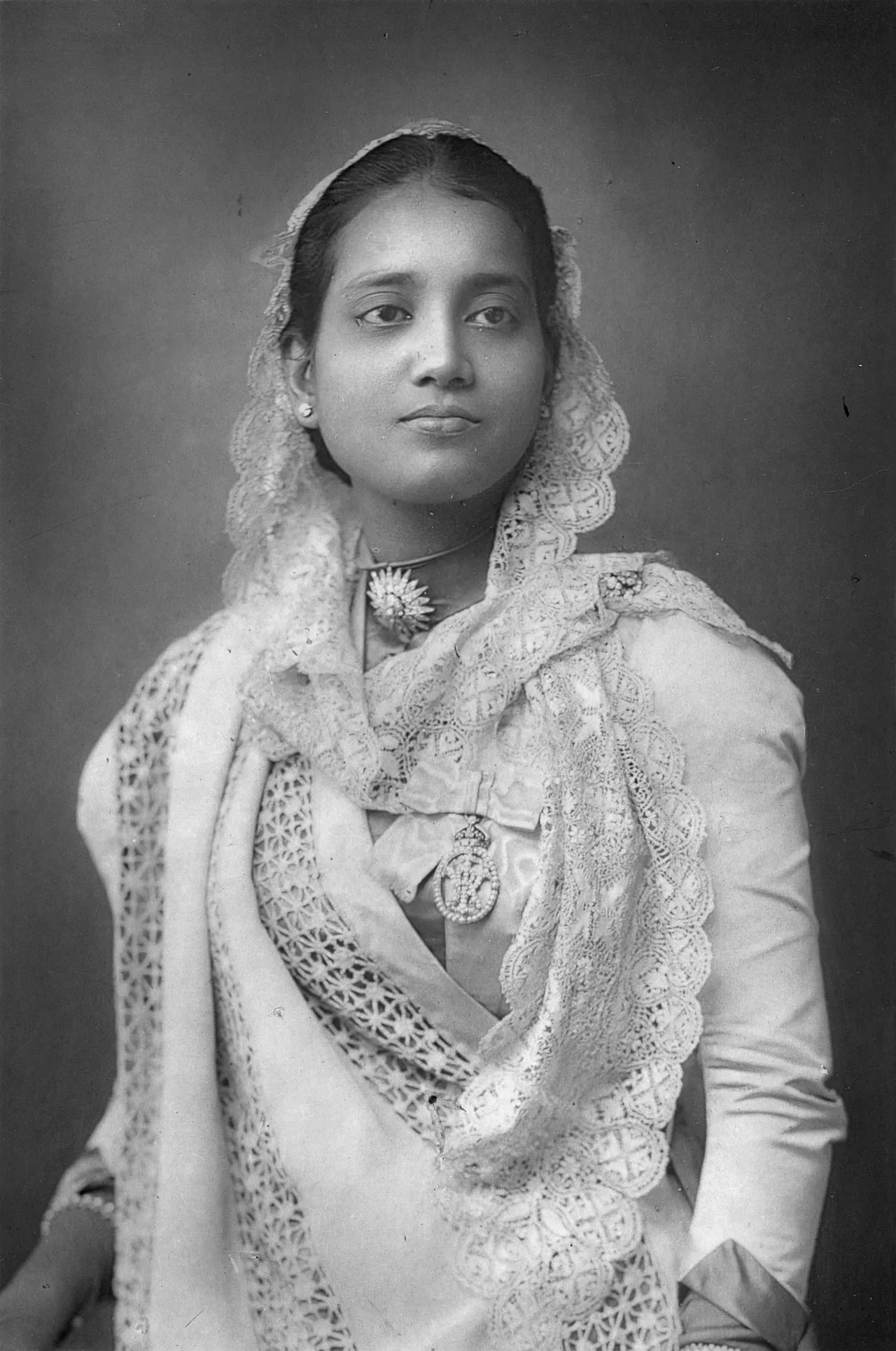 Porträt von Suniti Devi (1864–1932) – Gedenkseite