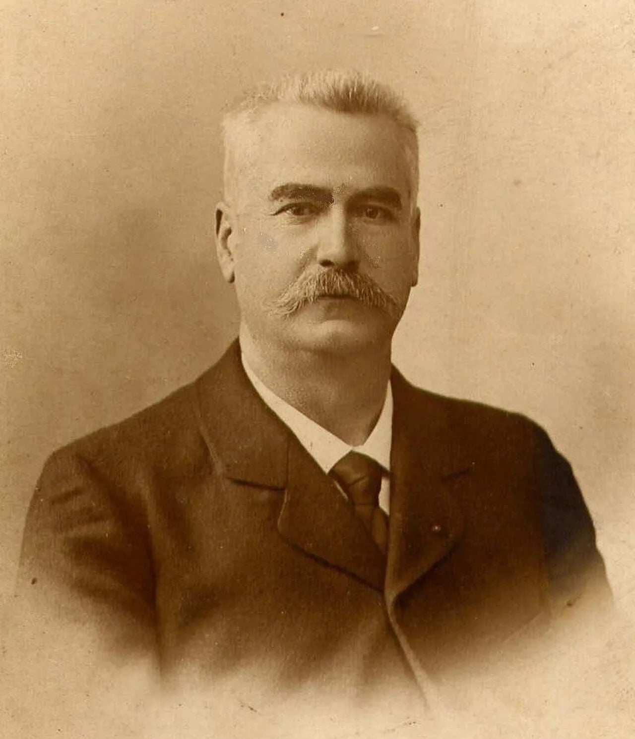 Porträt von Adrien Creuzé (1845–1919) – Gedenkseite
