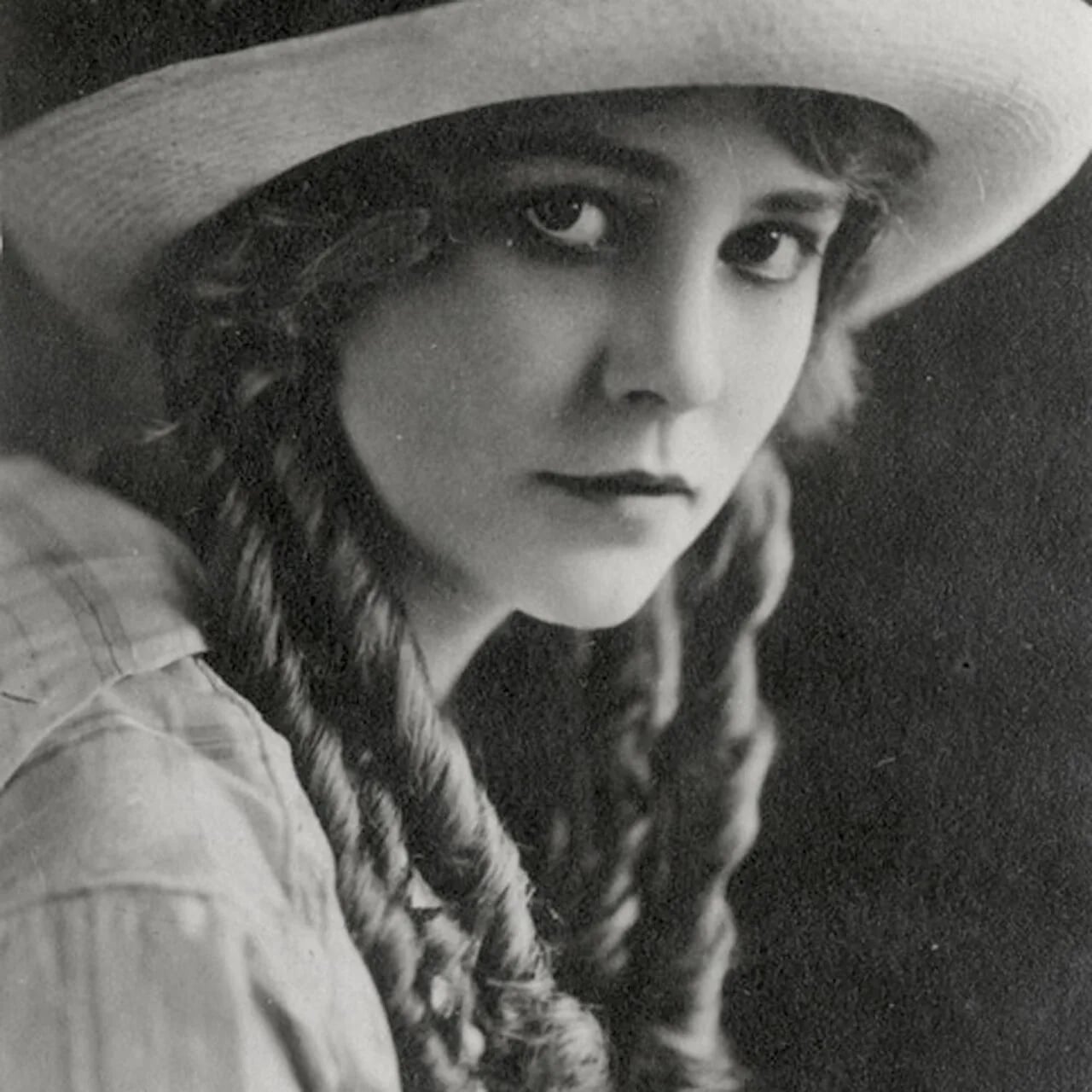 Portrait of Agnes Vernon (1895–1948) – memorial page